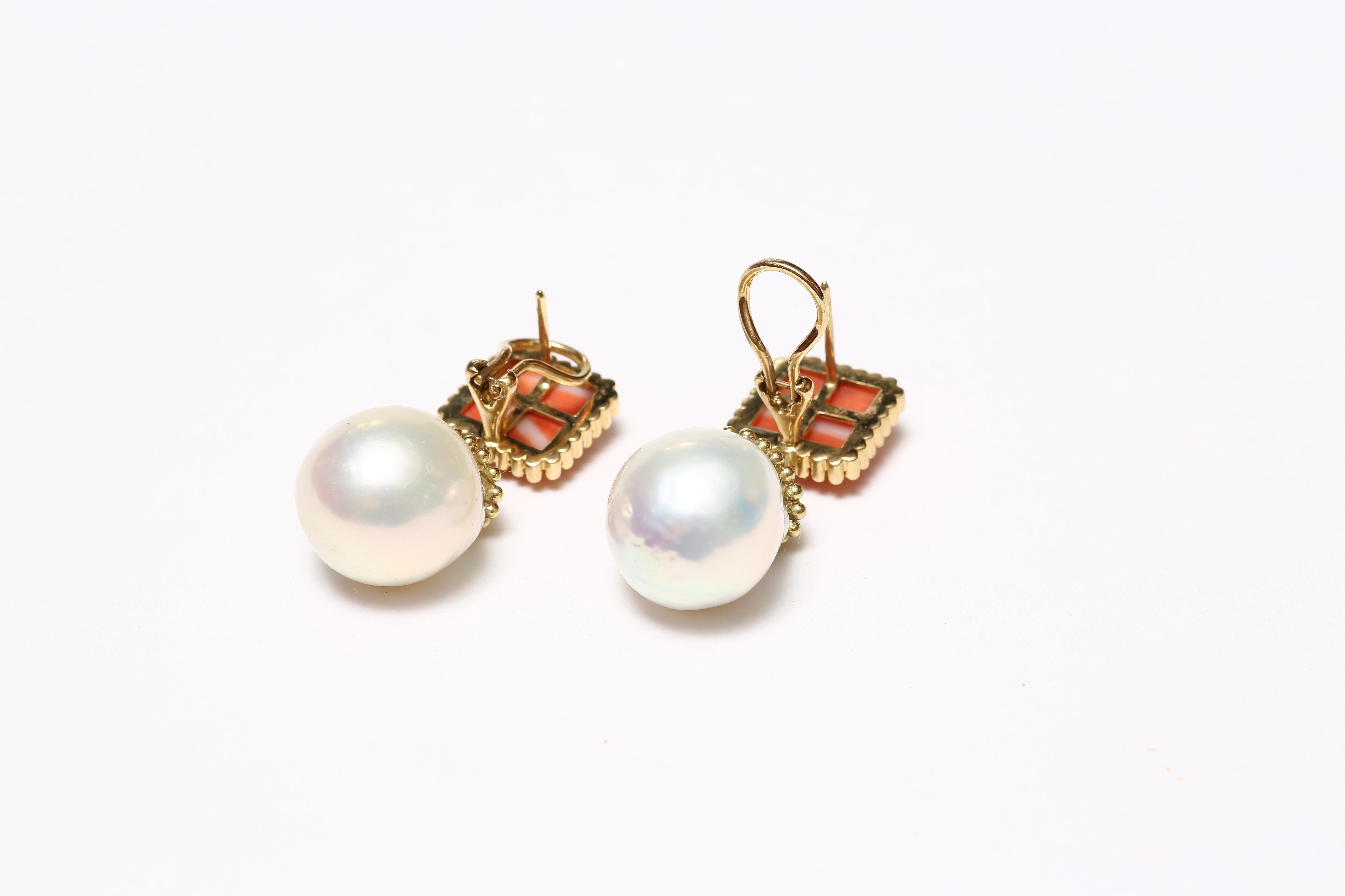 Boucles d'oreilles en goutte en or avec perles de corail Neuf - En vente à Central, HK