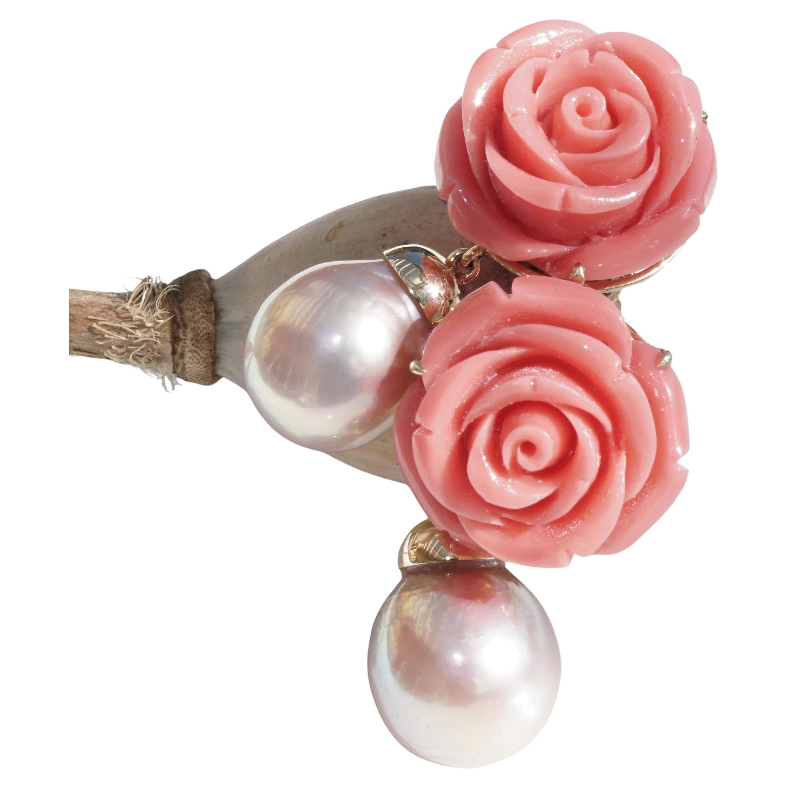 Baroque meets modern, unusual earrings with 2 carved coral roses totaling approx. 53 ct, 21 mm diameter, combined with pink baroque cultured pearl drops with great luster measuring 18 x 14 mm, weighing 22 grams, plug, 14 kt / 585 yellow gold,