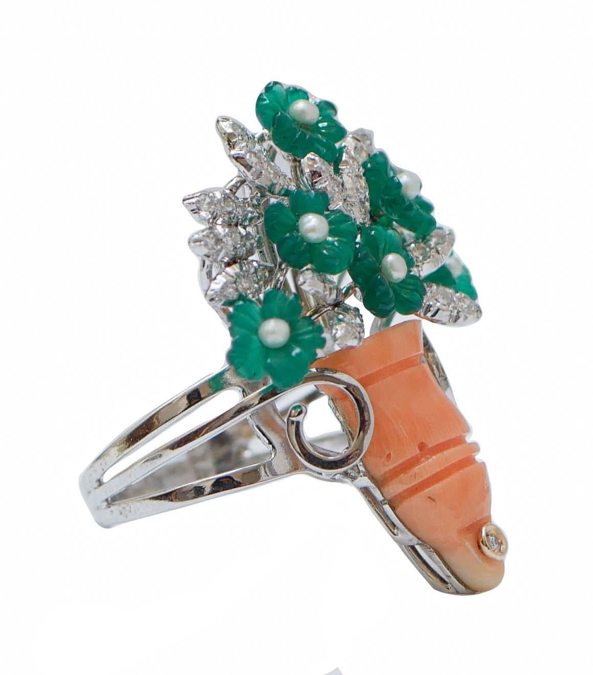 Fashion basket ring in 14 kt white gold structure mounted with flowers of green agate with a pearl and leaves studded with diamonds. Asa basis, a coral.
This ring was totally handmade by Italian master goldsmiths and it is in perfect