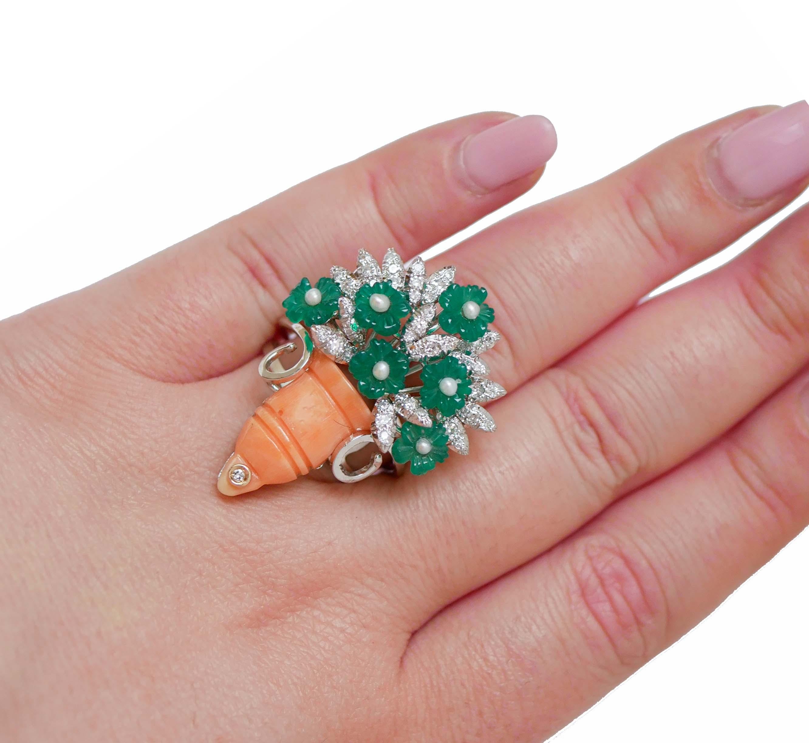 Coral, Pearls, Diamonds, Green Agate, 14 Karat White Gold Ring. In Good Condition For Sale In Marcianise, Marcianise (CE)