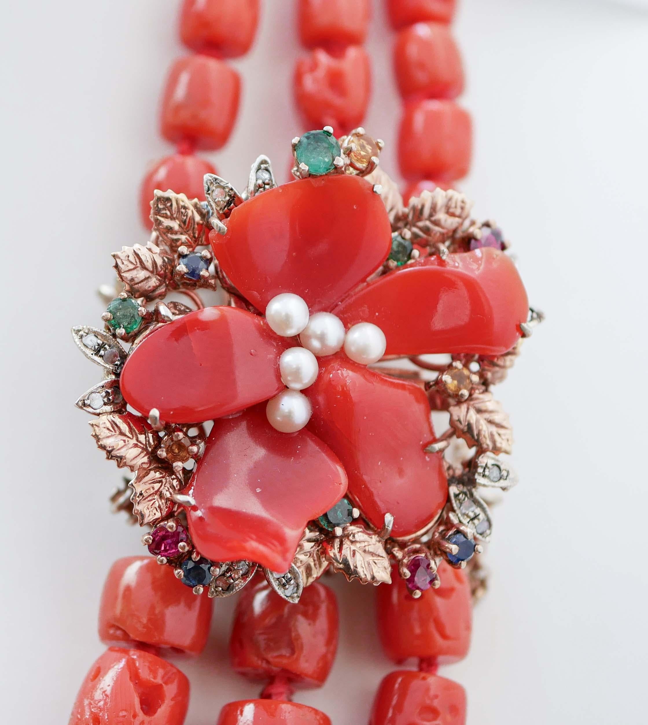 Halskette aus Koralle, Perlen, Rubinen, Smaragden, Saphiren, Diamanten, Gold und Silber. (Retro) im Angebot