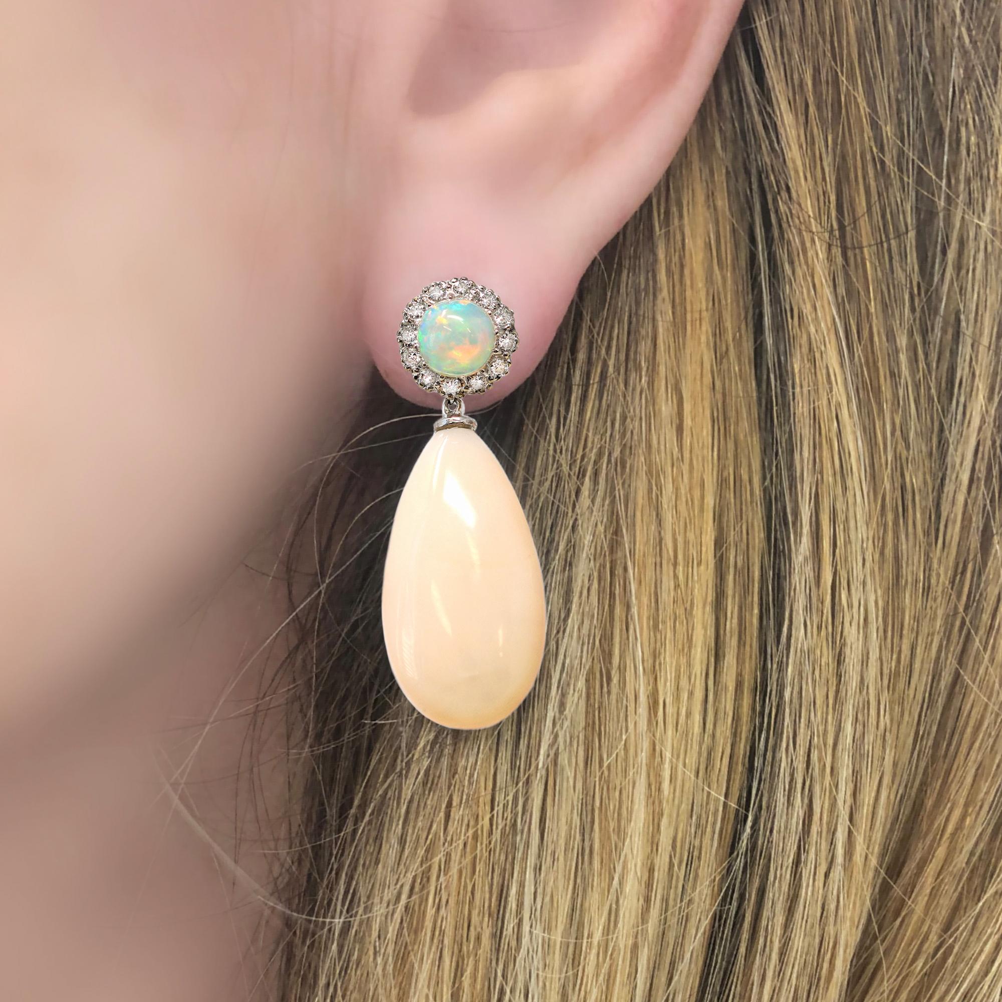 Korallen-Ohrringe mit Diamant-Halo-Opal-Anhänger aus 18 Karat (Gemischter Schliff) im Angebot