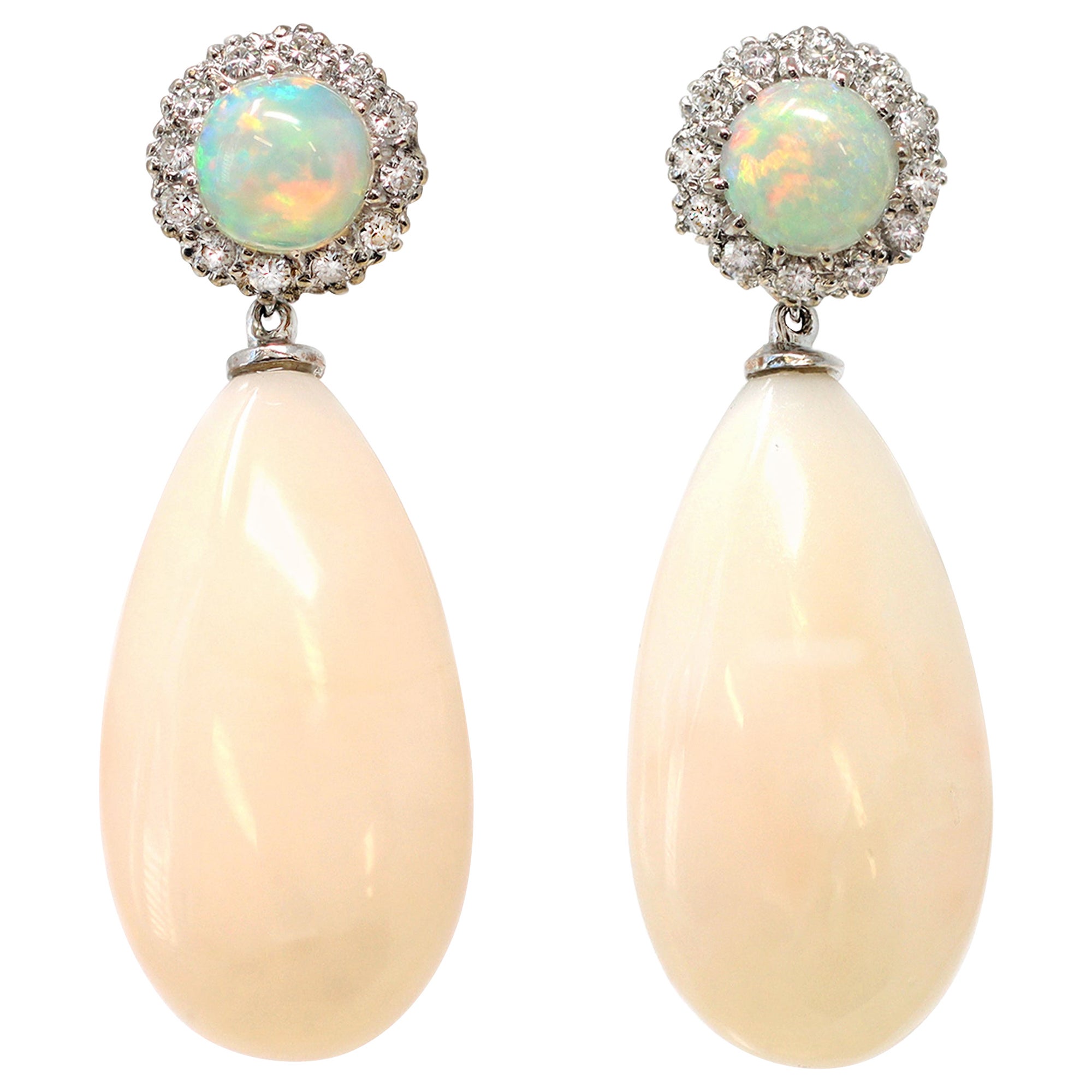 Pendants d'oreilles en corail avec halo d'opales et diamants sertis en 18 carats