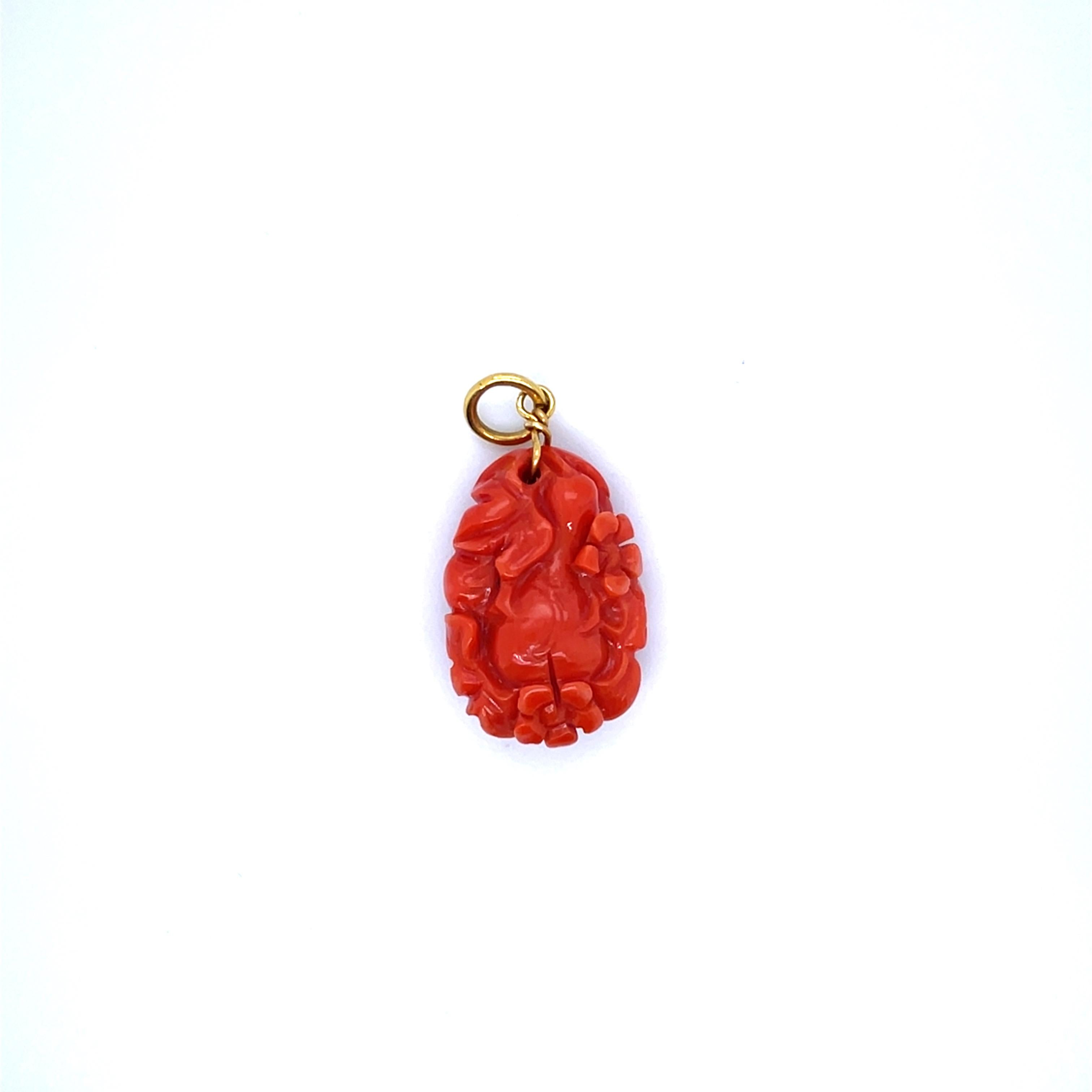 Questo ciondolo di corallo è caratterizzato da un vibrante corallo rosso o rosa, che porta la bellezza dell'oceano nella tua collezione di gioielli. 

Proveniente dagli oceani del Mediterraneo e del Pacifico, il corallo è noto per il suo fascino