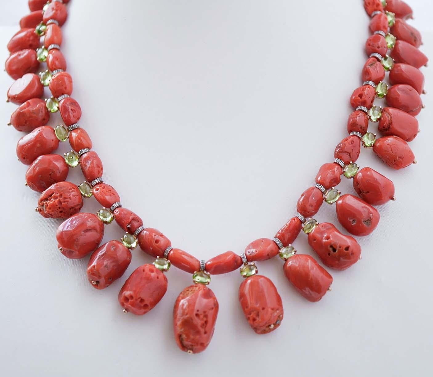 Magnifique collier monté avec des petites structures en or rose 9 carats et argent clouté de diamants et de péridots. Entre eux, des coraux.
Diamants 0,39 ct
Péridots 21,67 ct
Coraux 101.80 gr
Poids total 122.10 gr
RF   *OOGI


Pour toute