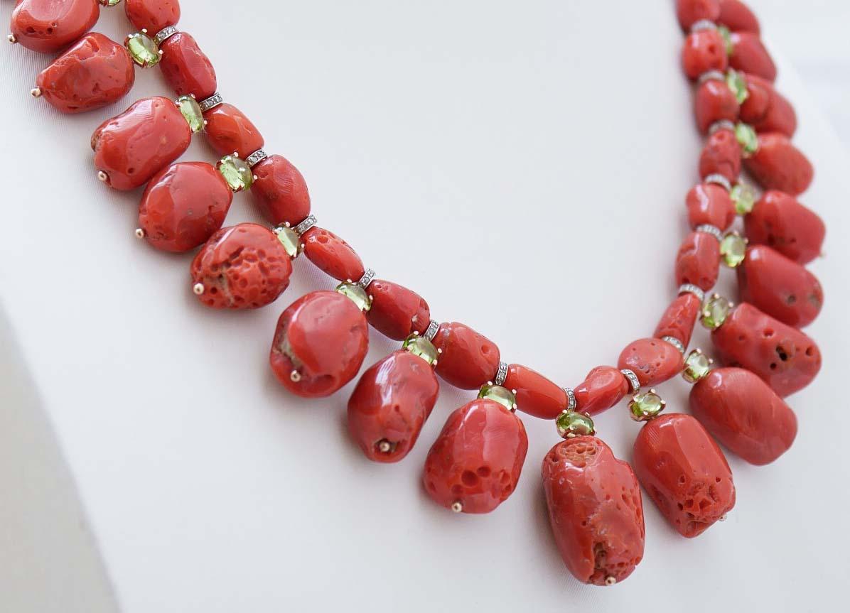 Rétro Collier en corail, péridots, diamants, or rose et argent en vente