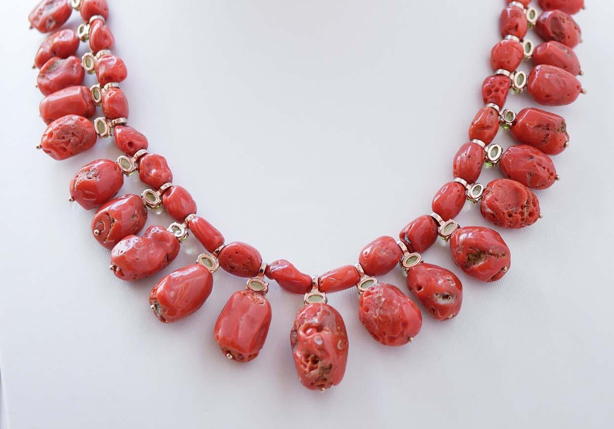 Taille mixte Collier en corail, péridots, diamants, or rose et argent en vente
