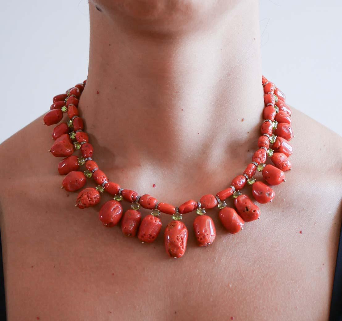 Collier en corail, péridots, diamants, or rose et argent Pour femmes en vente