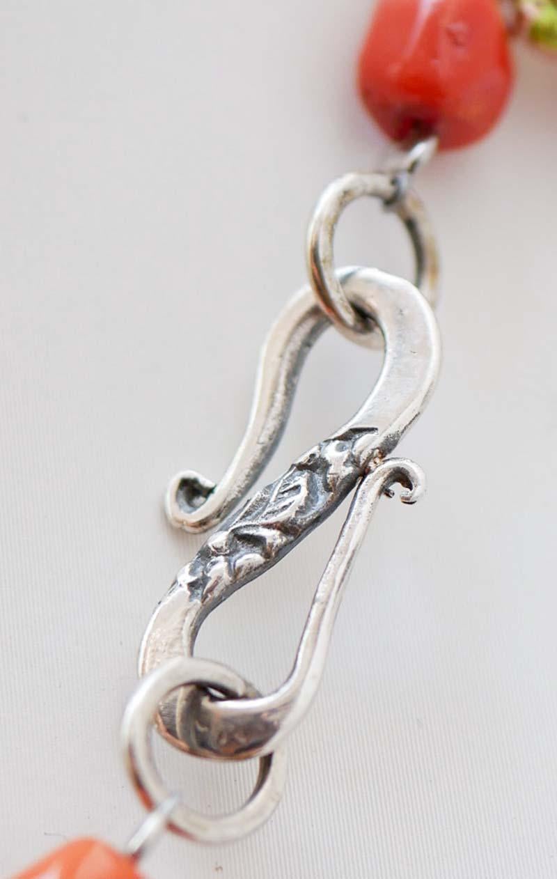 Collier en corail, péridots, diamants, or rose et argent en vente 1