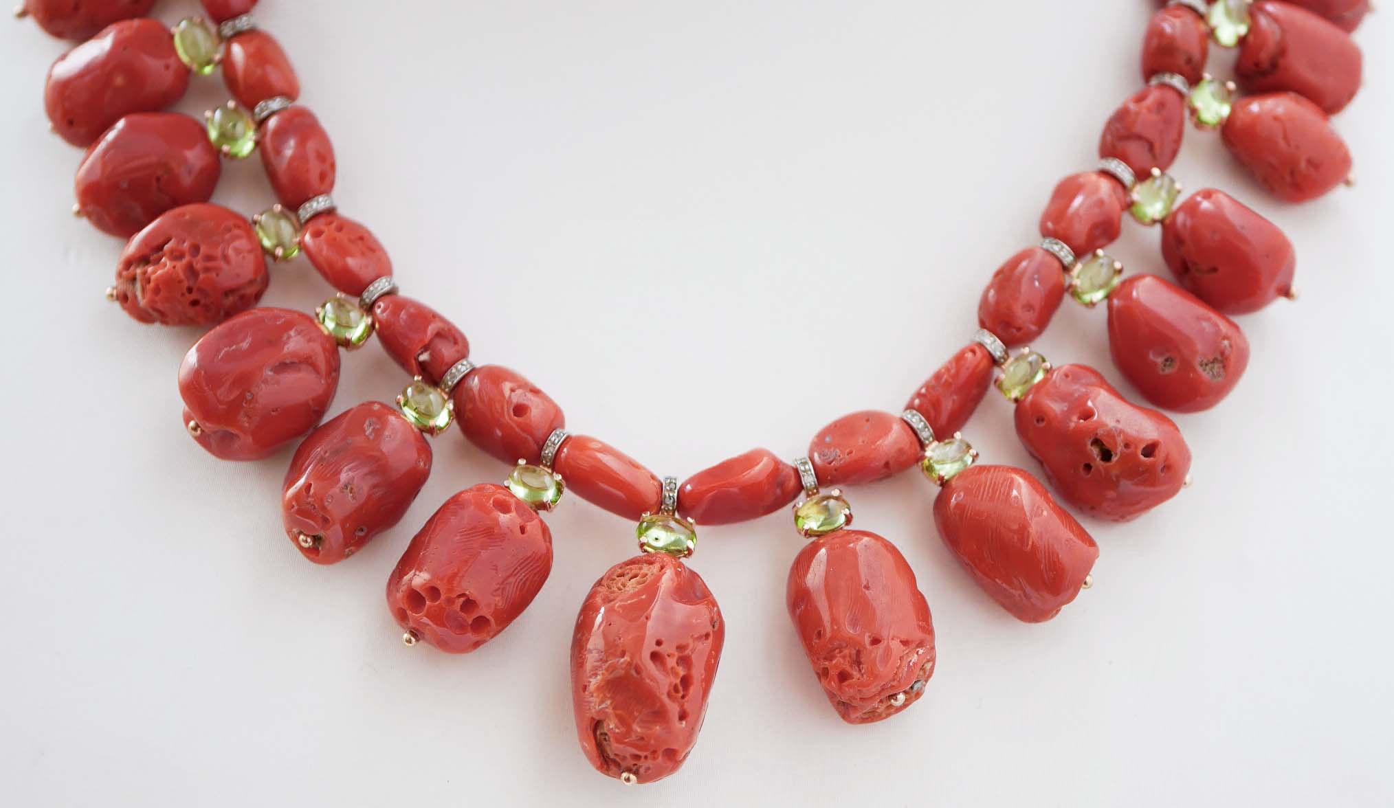 Collier en corail, péridots, diamants, or rose et argent en vente