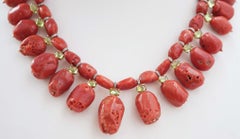 Collier en corail, péridots, diamants, or rose et argent