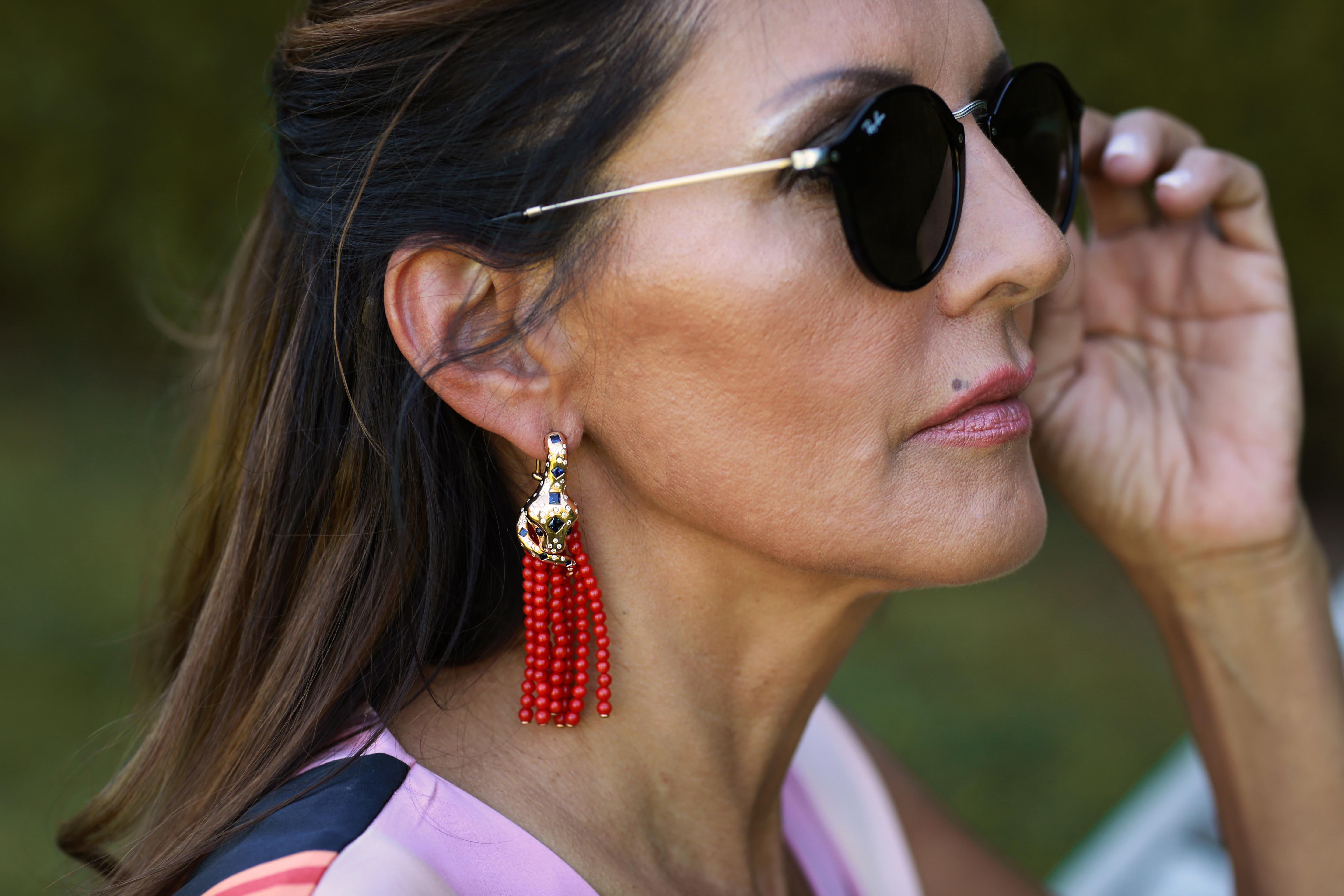 Coral: 77.17Cts / 238Pcs
White Diamonds: 0.82Cts / 117Pcs
Blue Sapphires: 2.13Cts / 18Pcs

Beautiful handcrafted Tassle Earrings made of 7 bead chains of perfect corals on each Earring made of Pink Gold with Blue Sappires and Diammonds.

Also