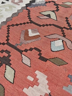 Kilim rose corail Pirot / Sharkoy • Tapis de village européen vintage à armure plate • 5×8
