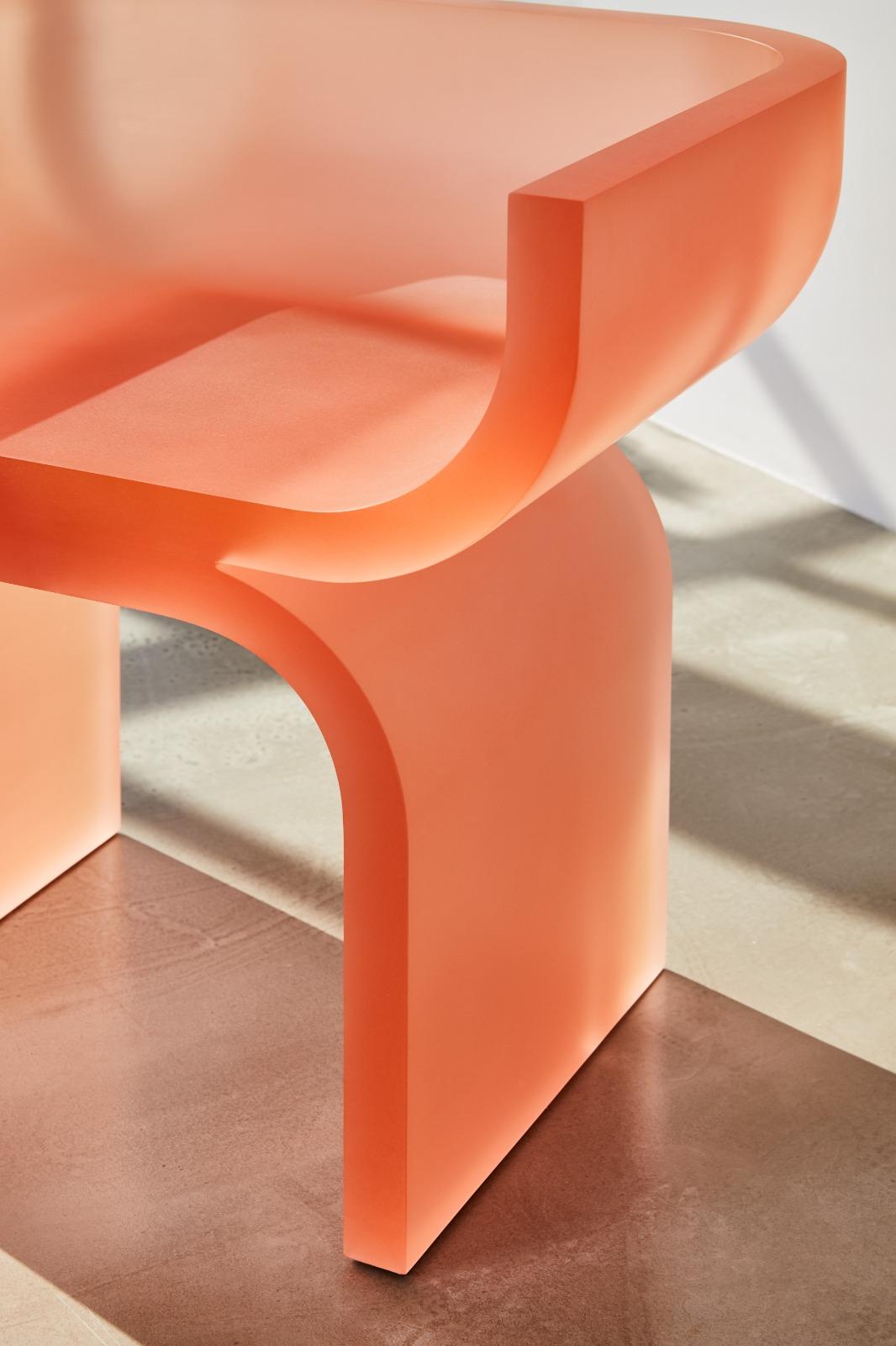 Rick-Stuhl aus Koralle und rosa Harz von französischer Designerin Joris Poggioli (Moderne) im Angebot