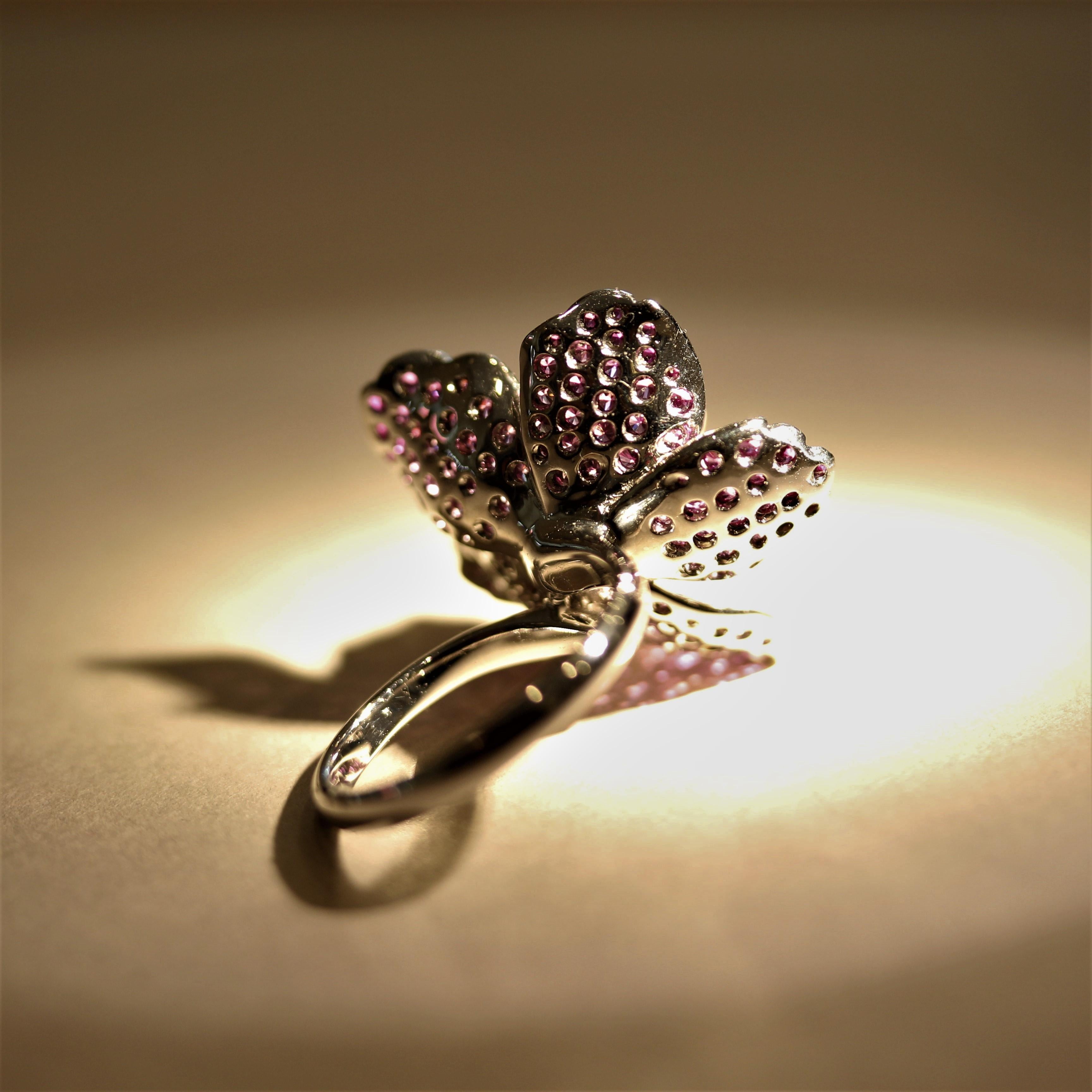 Coral Pink Sapphire Gold Flower Ring In New Condition In Beverly Hills, CA
