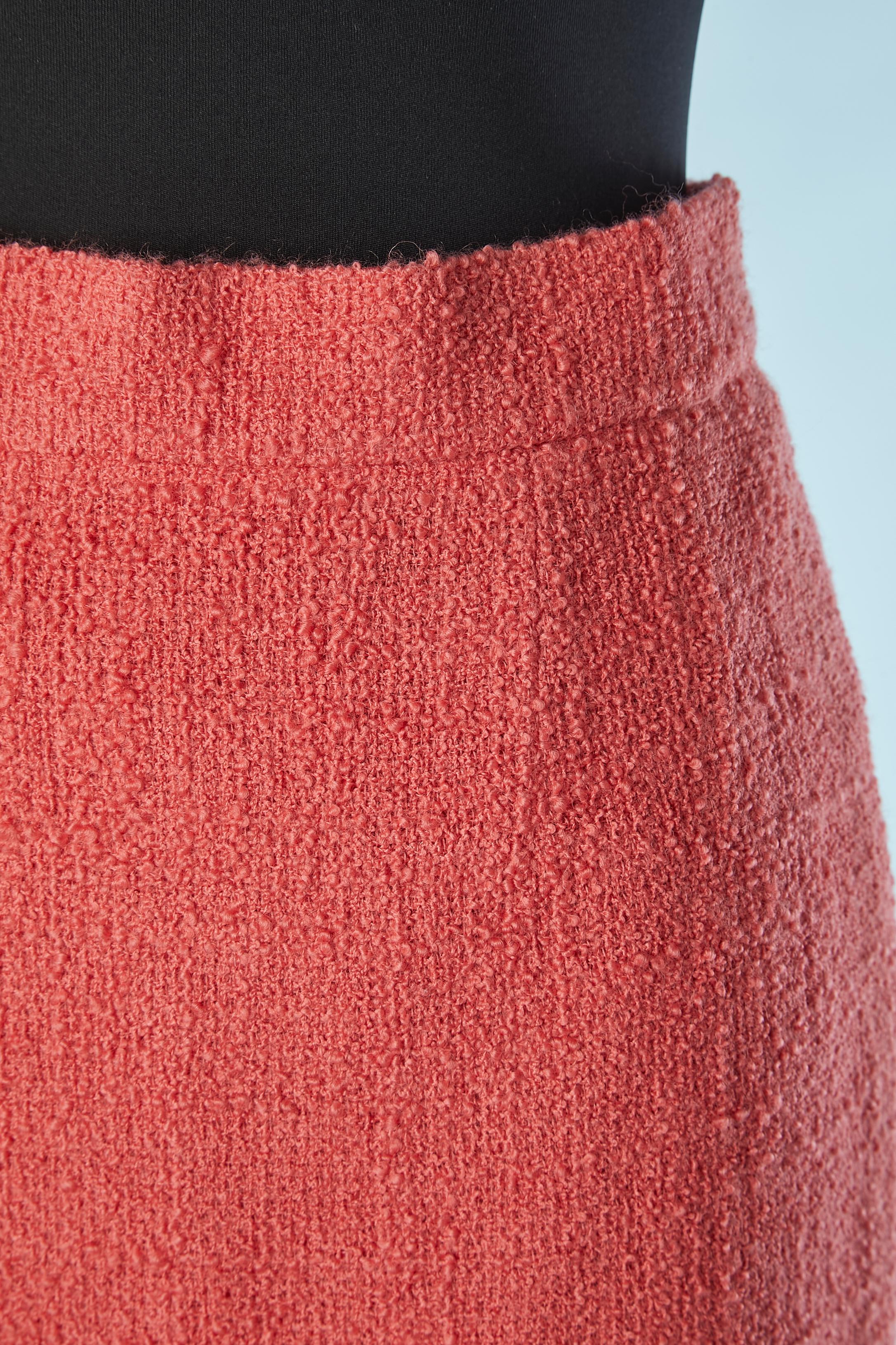 Coral pink pencil skirt in wool. Silk branded lining. 3 branded button and buttonhole on the bottom middle back. Zip and hook& eye closure on the top middle back. 
SIZE 38 (Fr) / M 