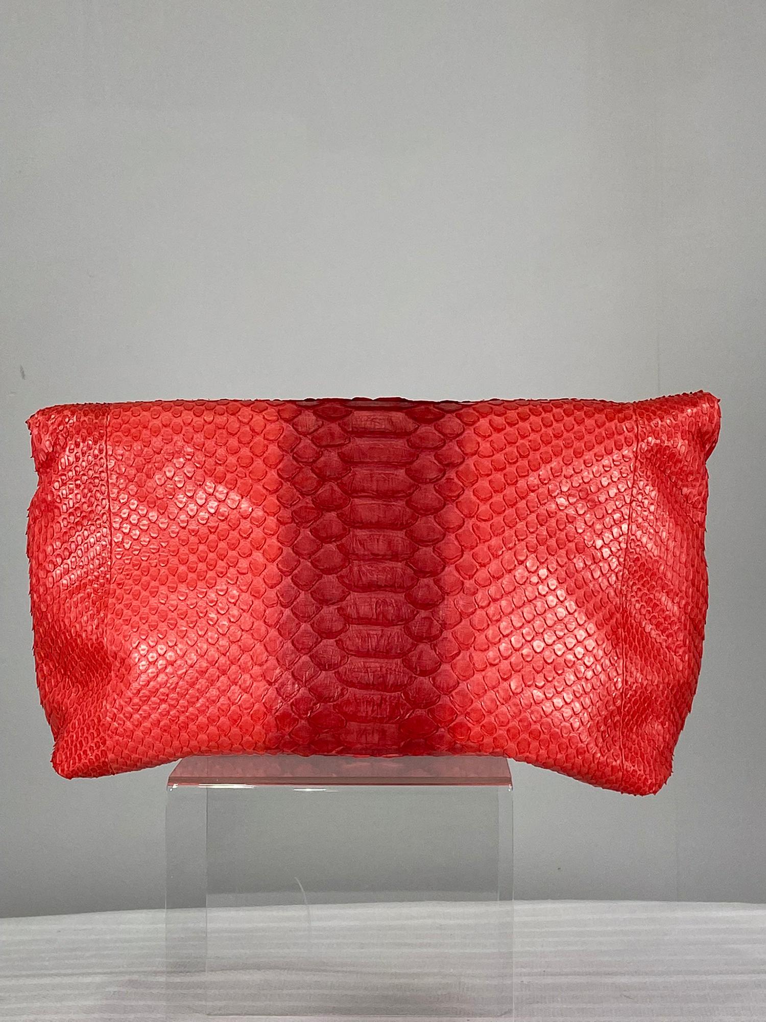 Korallenfarbene Python-Handtasche zum Umklappen von Laurent Effel St Barth (Rot)