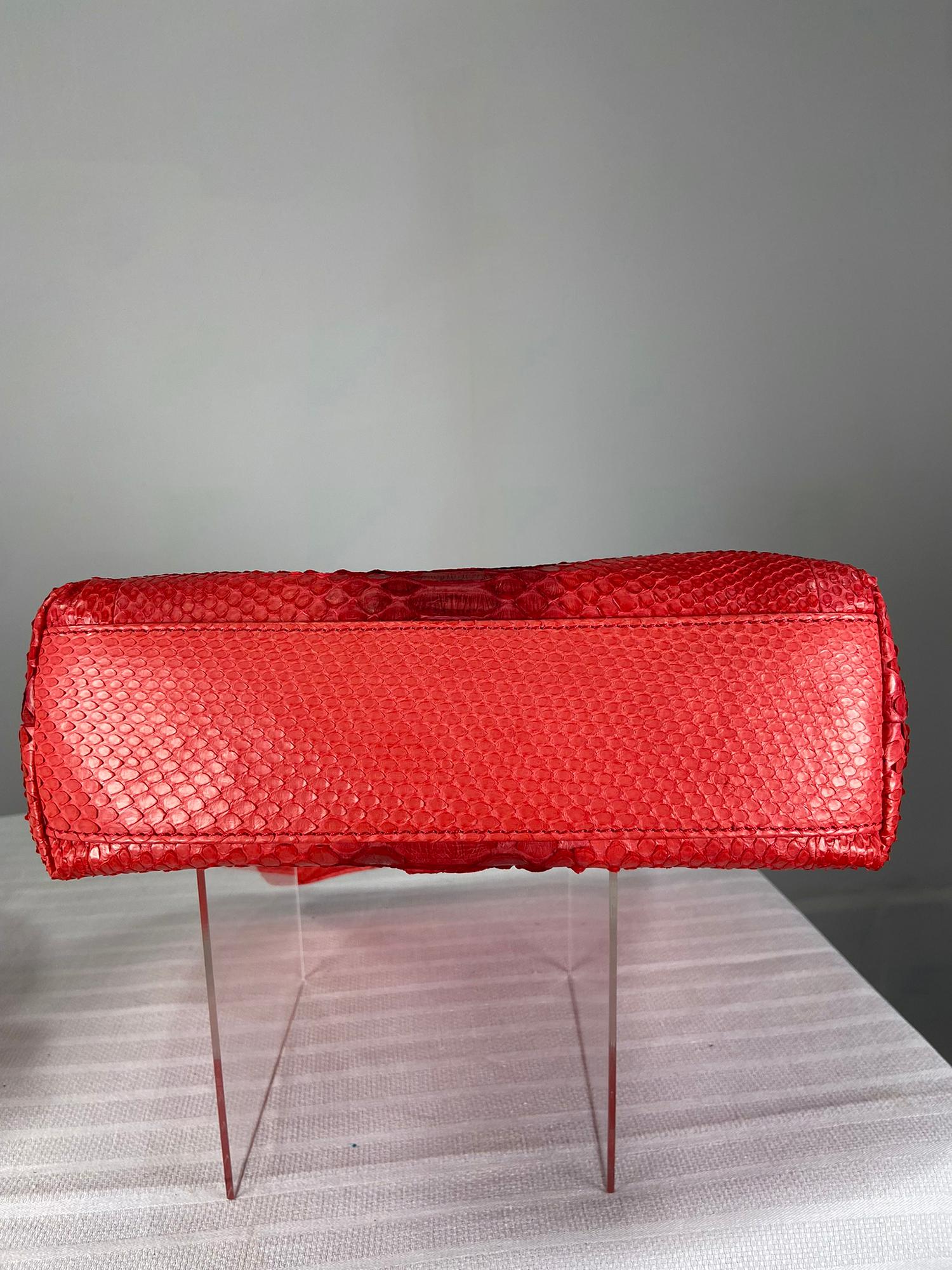 Korallenfarbene Python-Handtasche zum Umklappen von Laurent Effel St Barth 1
