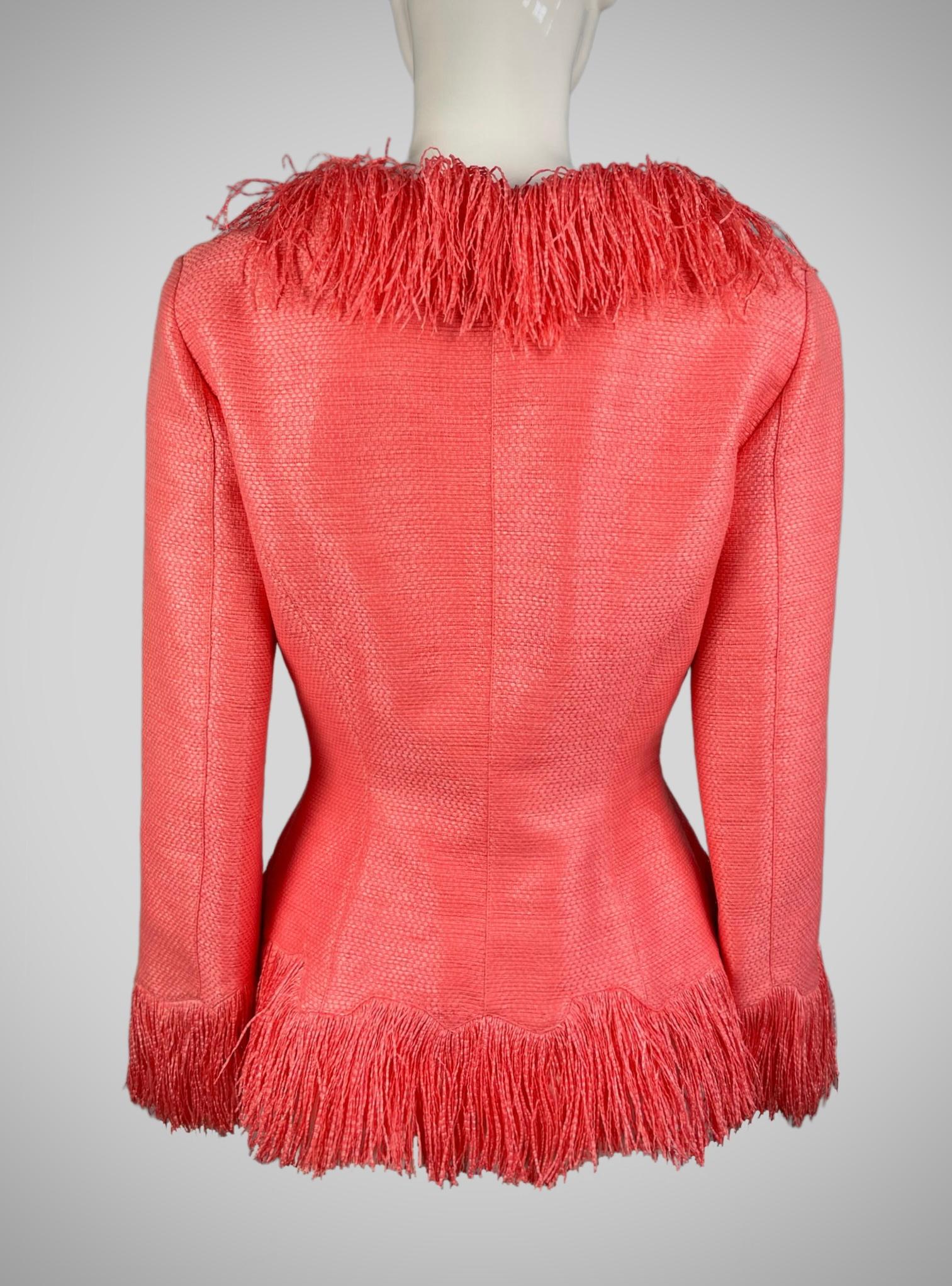 Veste en corail tissé effet raphia de Thierry Mugler, collection Les Solarisées, printemps/été 2001.
Spectaculaire veste de défilé d'archives avec franges à l'encolure et à l'ourlet.
Très bon état.
Marqué taille 38 français.
Mesures :
Buste 46