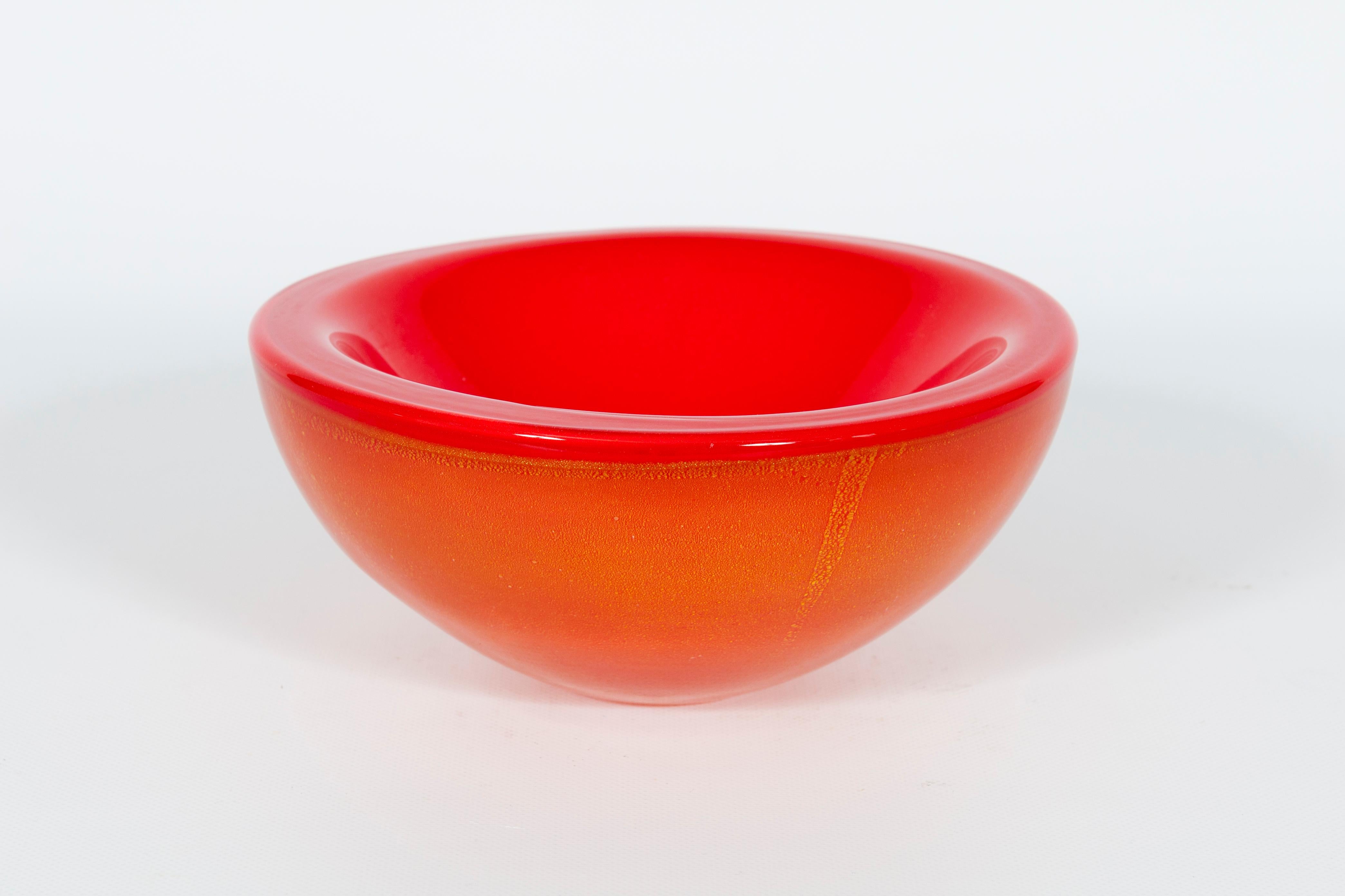 Moderno Ciotola in vetro di Murano rosso corallo con oro a 24 carati Attribuita a Donà, anni '90 in vendita