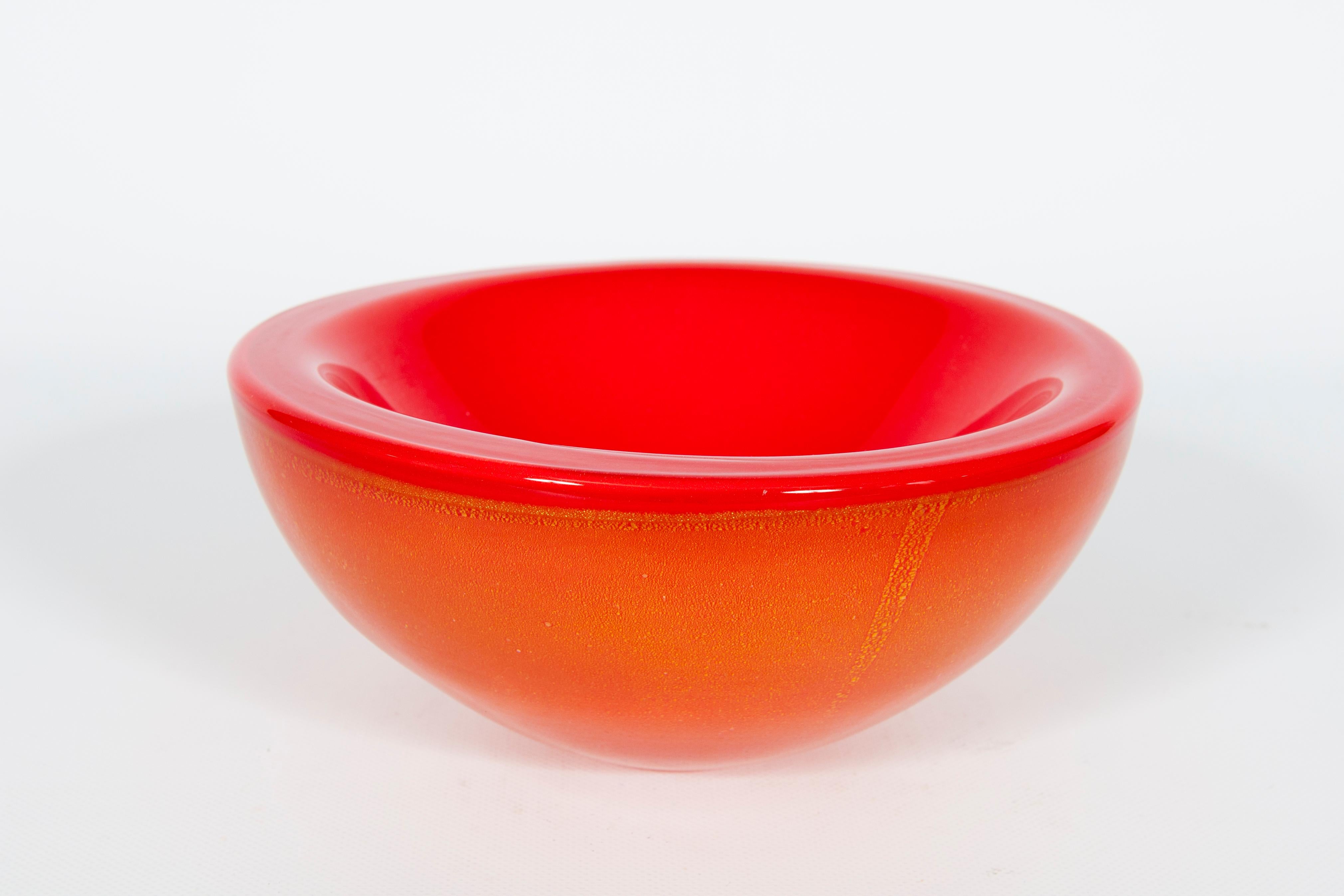 Coral Red Murano Glass Bowl with 24-Karat Gold Attributed to Donà, 1990s In Excellent Condition For Sale In Villaverla, IT