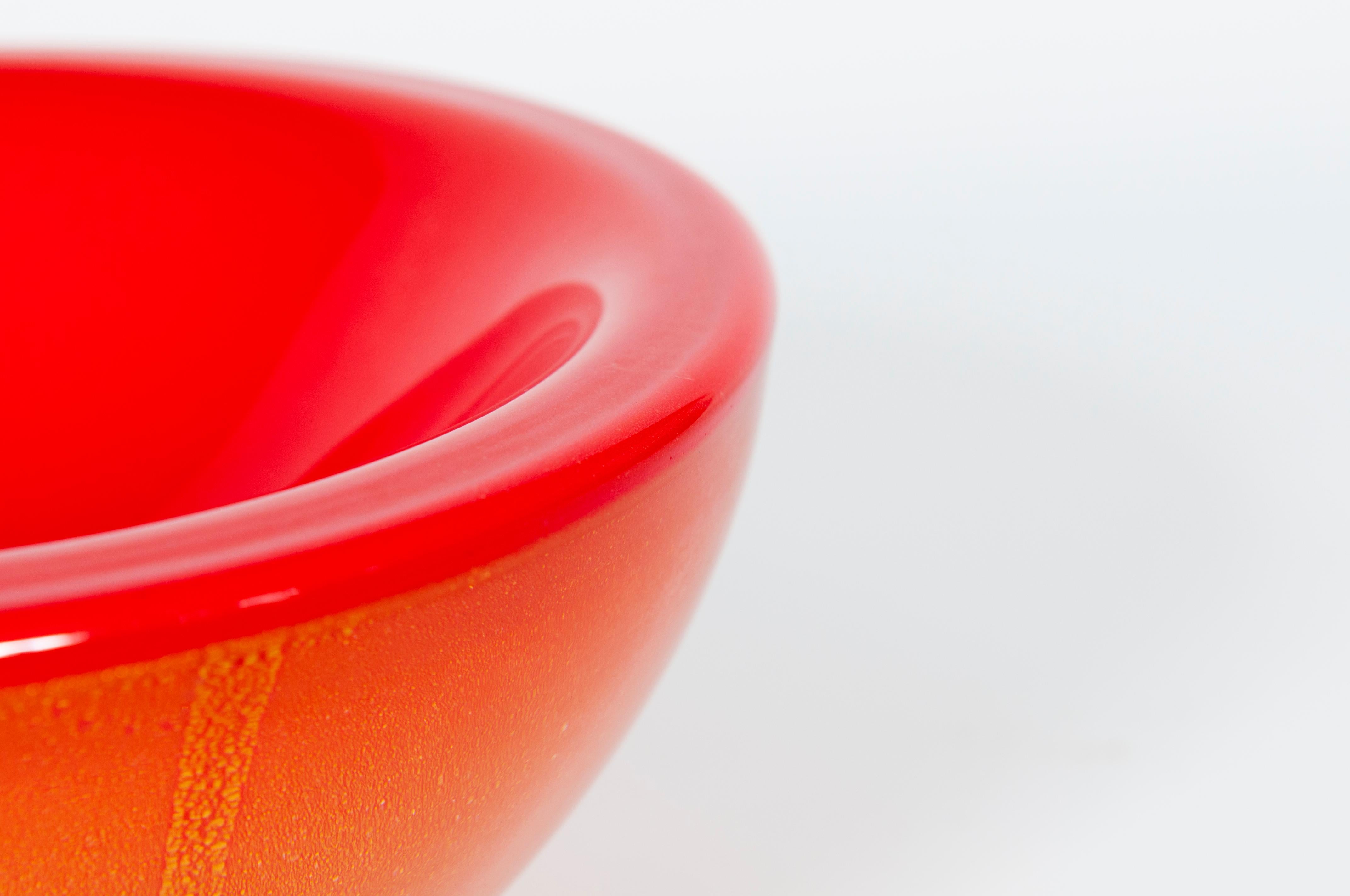 Fine XX secolo Ciotola in vetro di Murano rosso corallo con oro a 24 carati Attribuita a Donà, anni '90 in vendita