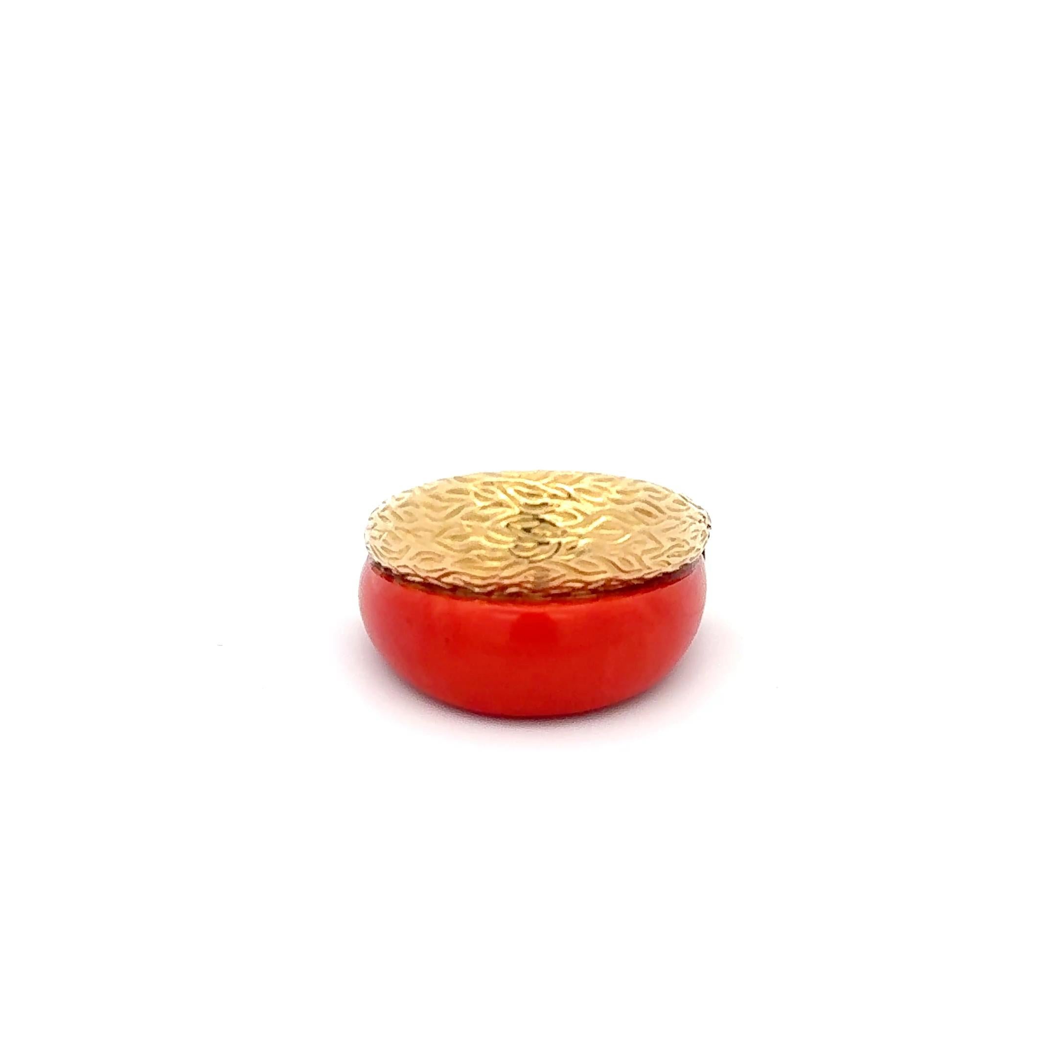 Korallenring aus 18K Gelbgold. Der Ring ist ca. 15 mm breit, Ringgröße 5,5, und wiegt 15,9 Gramm.