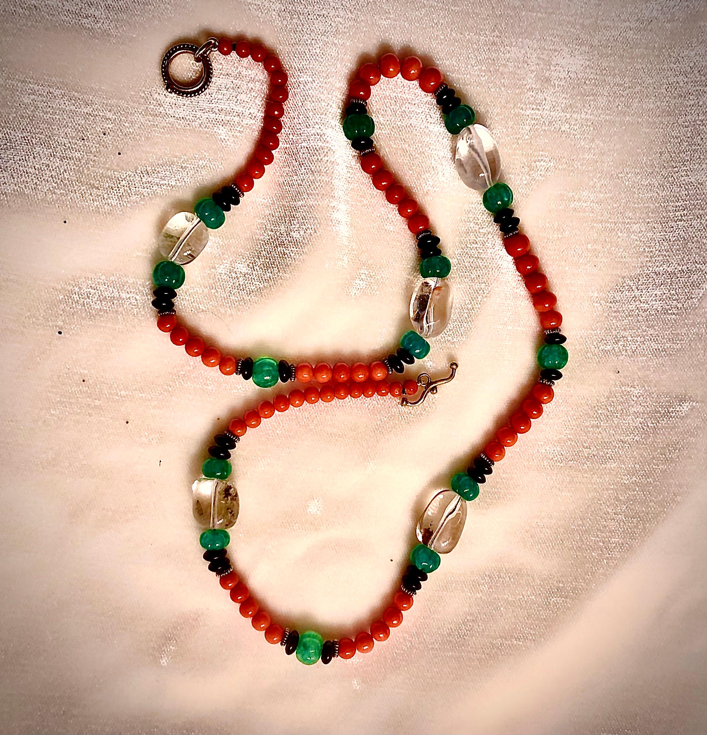 J'ai dû penser de manière subliminale aux bijoux Art déco de Cartier lorsque j'ai réalisé ce projet. J'adore l'association du corail et des émeraudes.

J'ai flanqué les émeraudes de rondelles d'onyx noir pour leur donner une ponctuation. Entre le