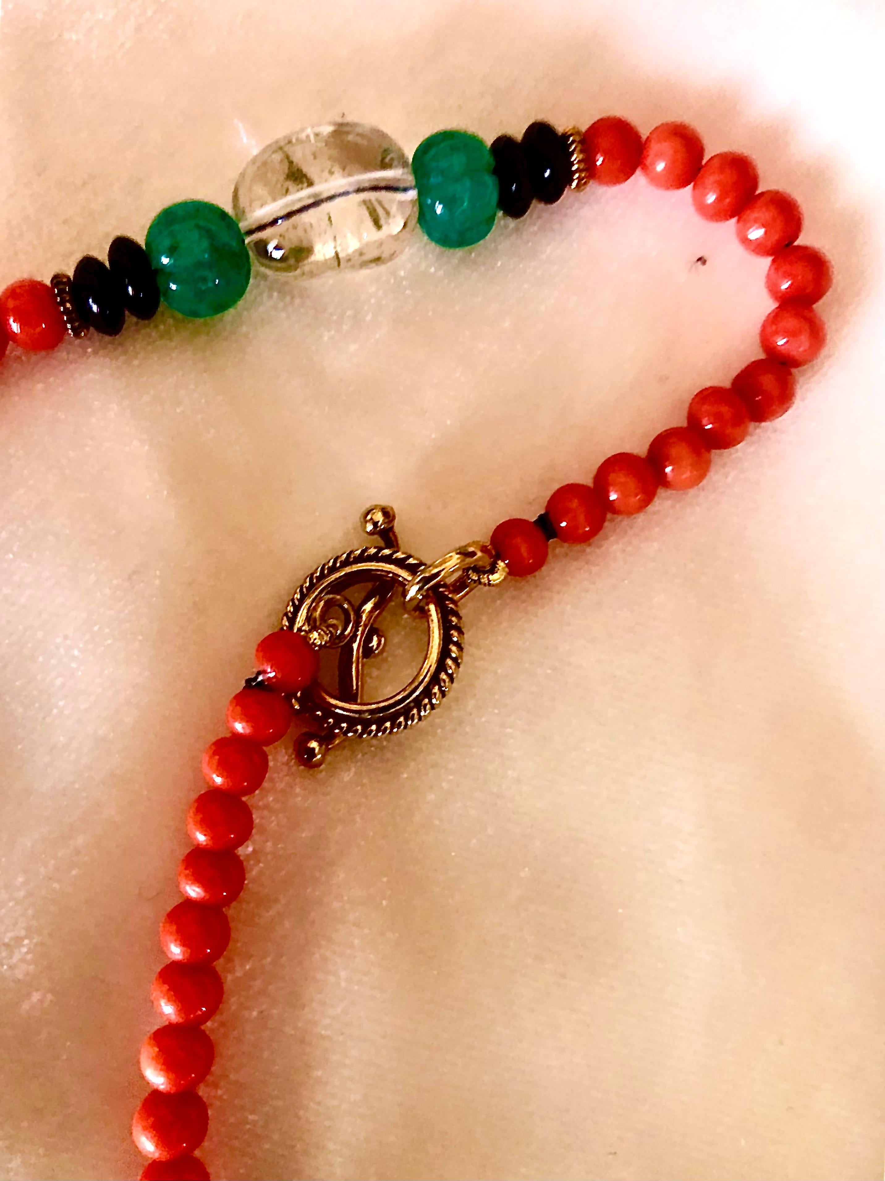 Art déco Collier en corail, cristal de roche, émeraudes taillées, onyx noir et Vermeil en vente