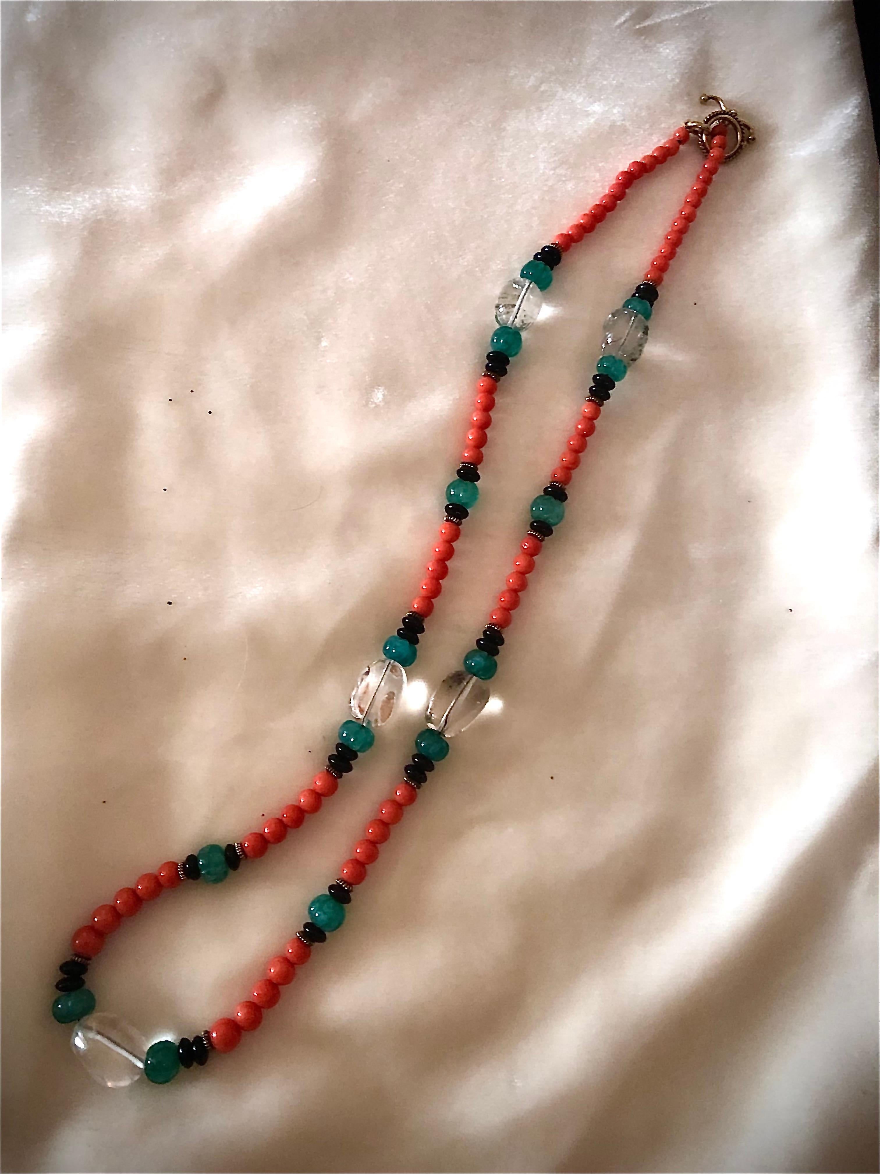 Perle Collier en corail, cristal de roche, émeraudes taillées, onyx noir et Vermeil en vente