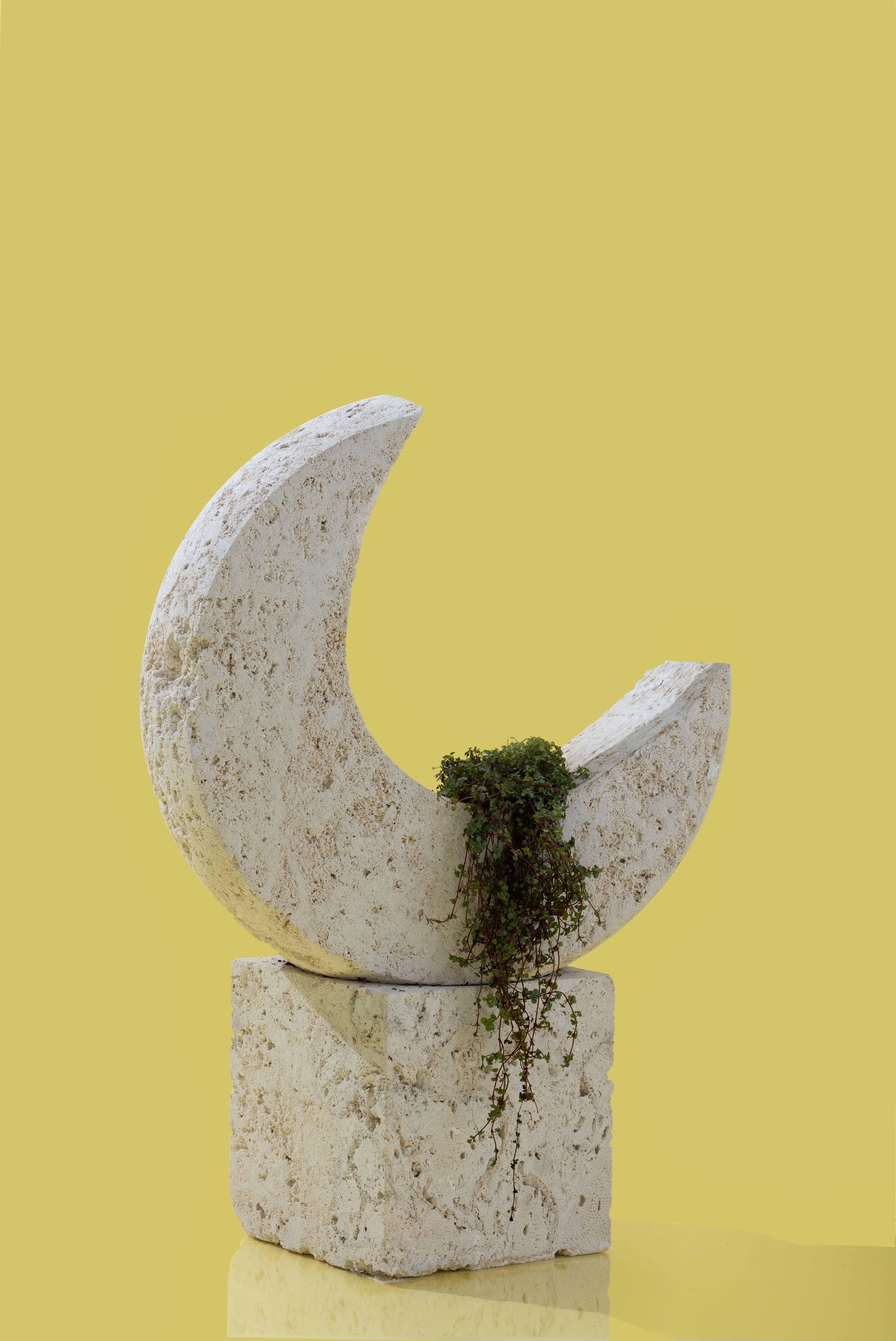 Made to order keystone planter sculpture. 23” diameter 12x12” base.

Inspired by coral castle, an Oolite limestone structure
Created by the Latvian-American eccentric Edward
Leedskalnin in the 1920’s during a time where there was
No equipment