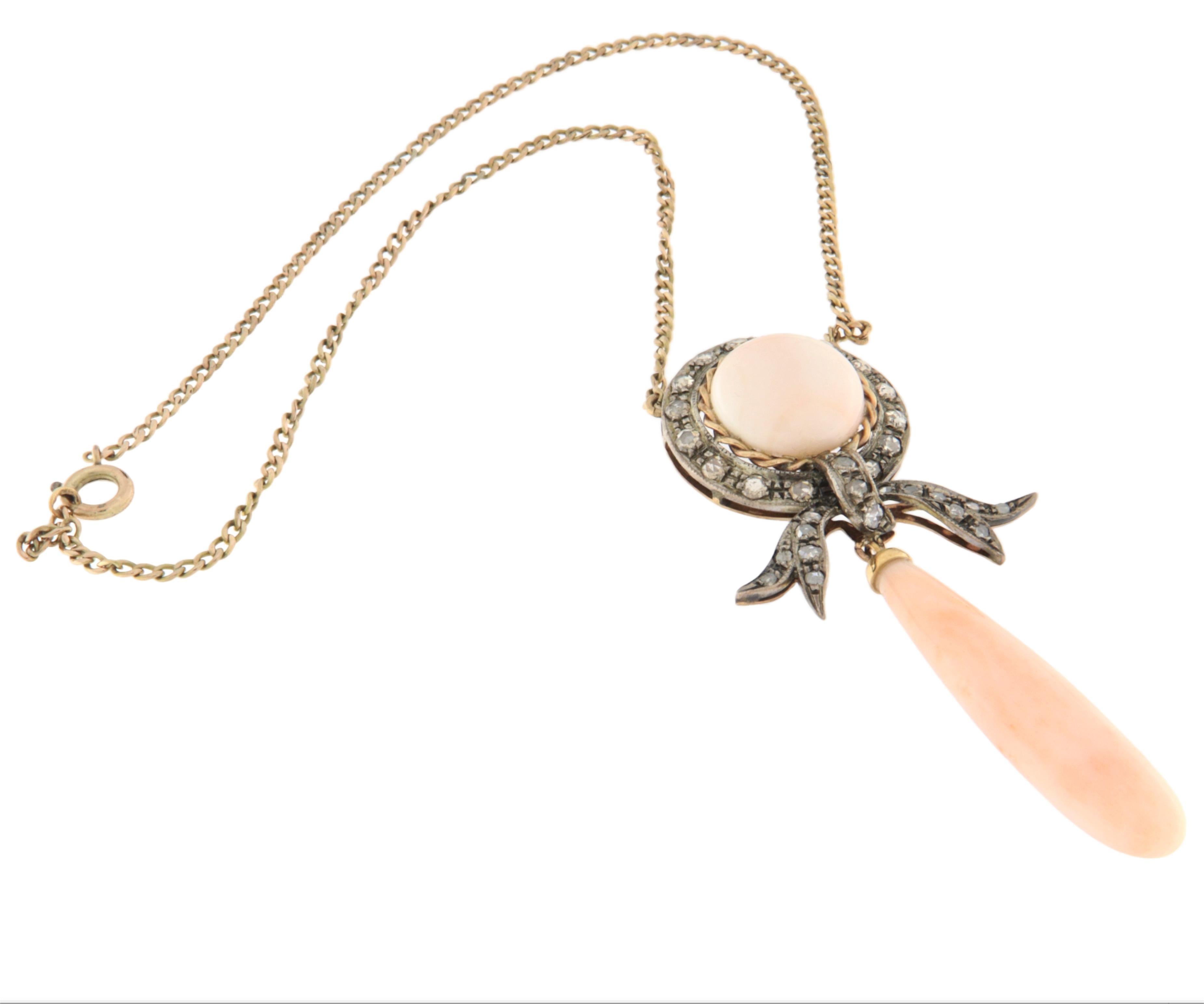 Artisan Collier pendentif en or jaune 14 carats avec corail et diamants taillés en rose en vente