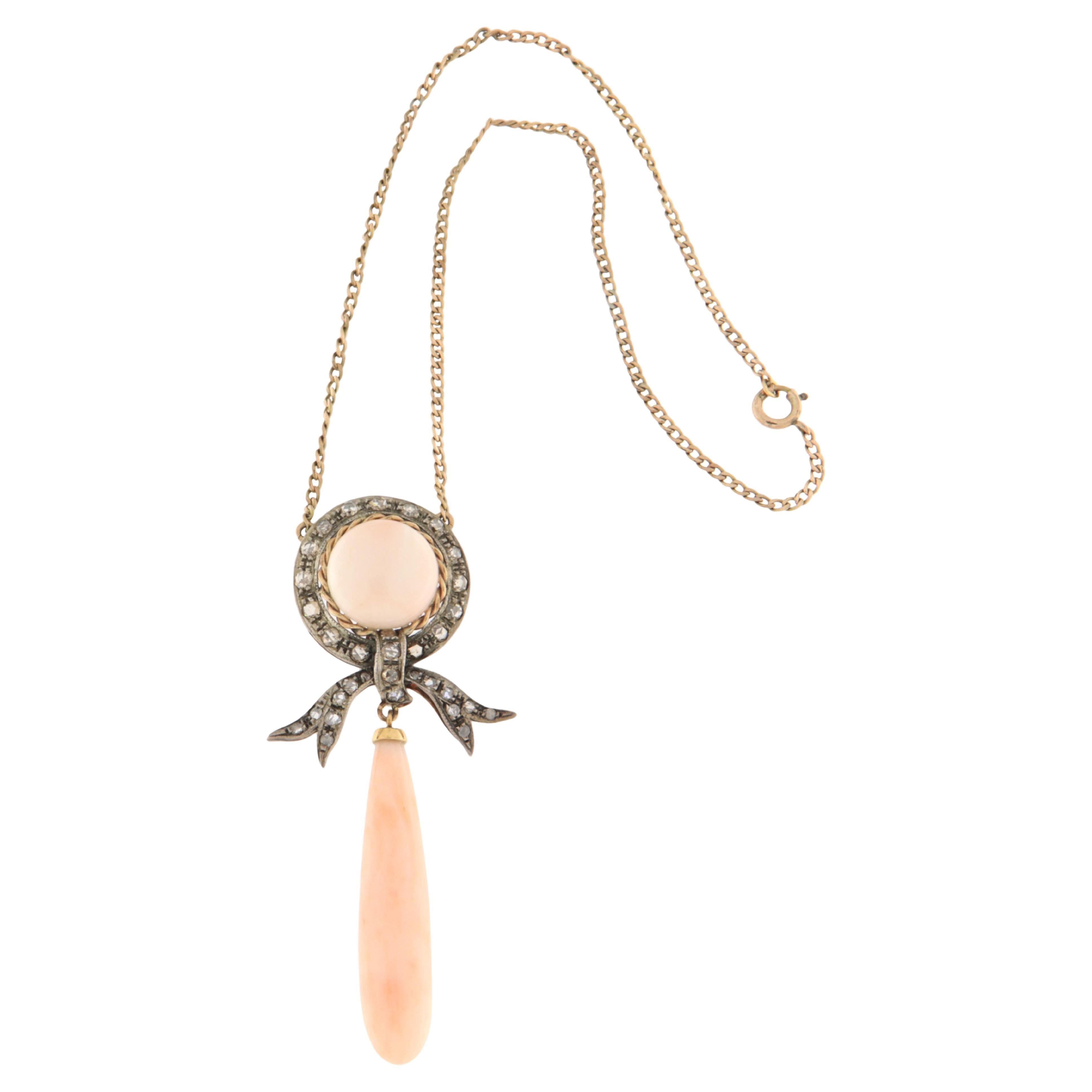 Collier pendentif en or jaune 14 carats avec corail et diamants taillés en rose en vente