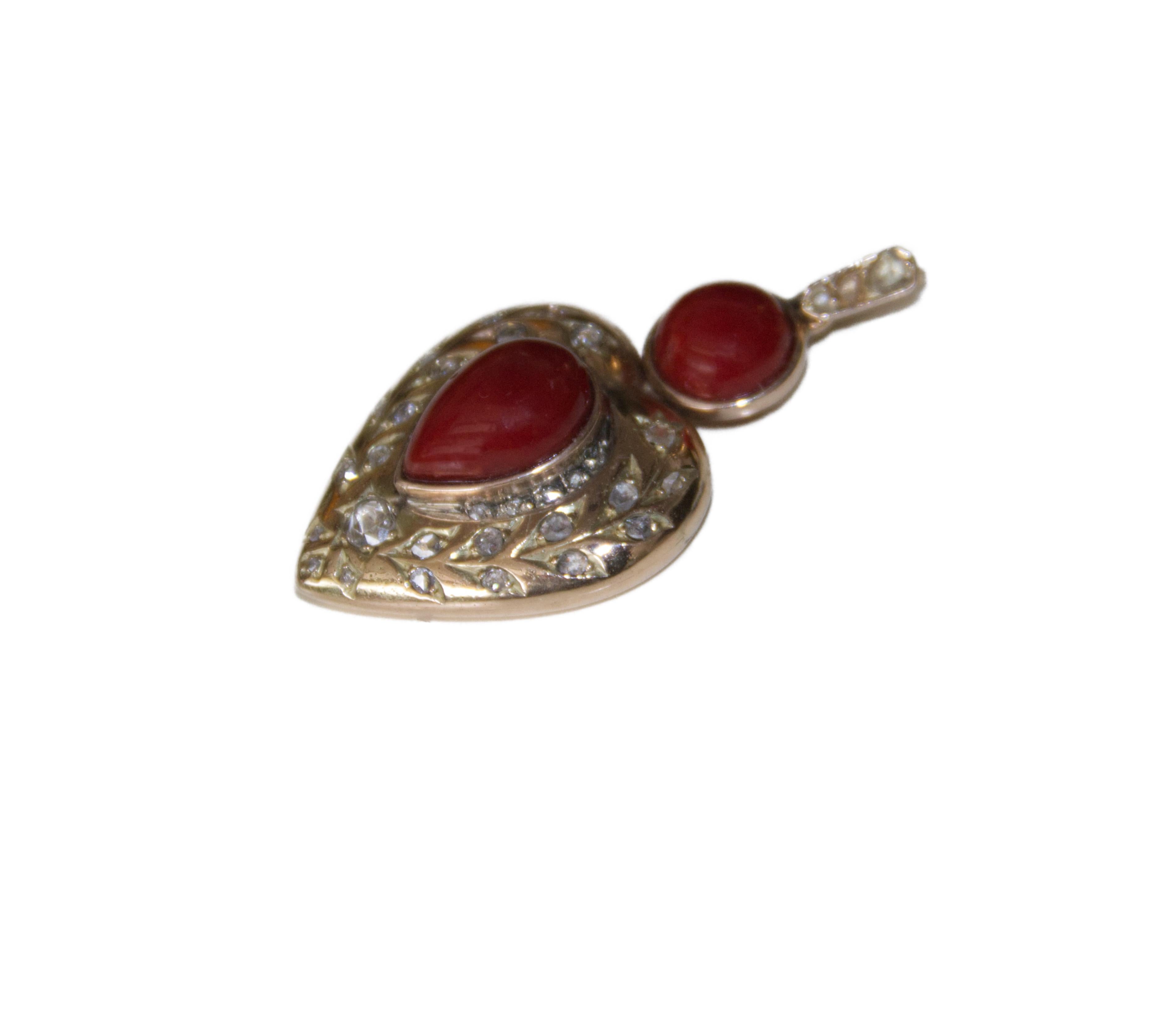 Coral Rose Diamants or jaune 9 carats  Collier à pendentifs en vente 1