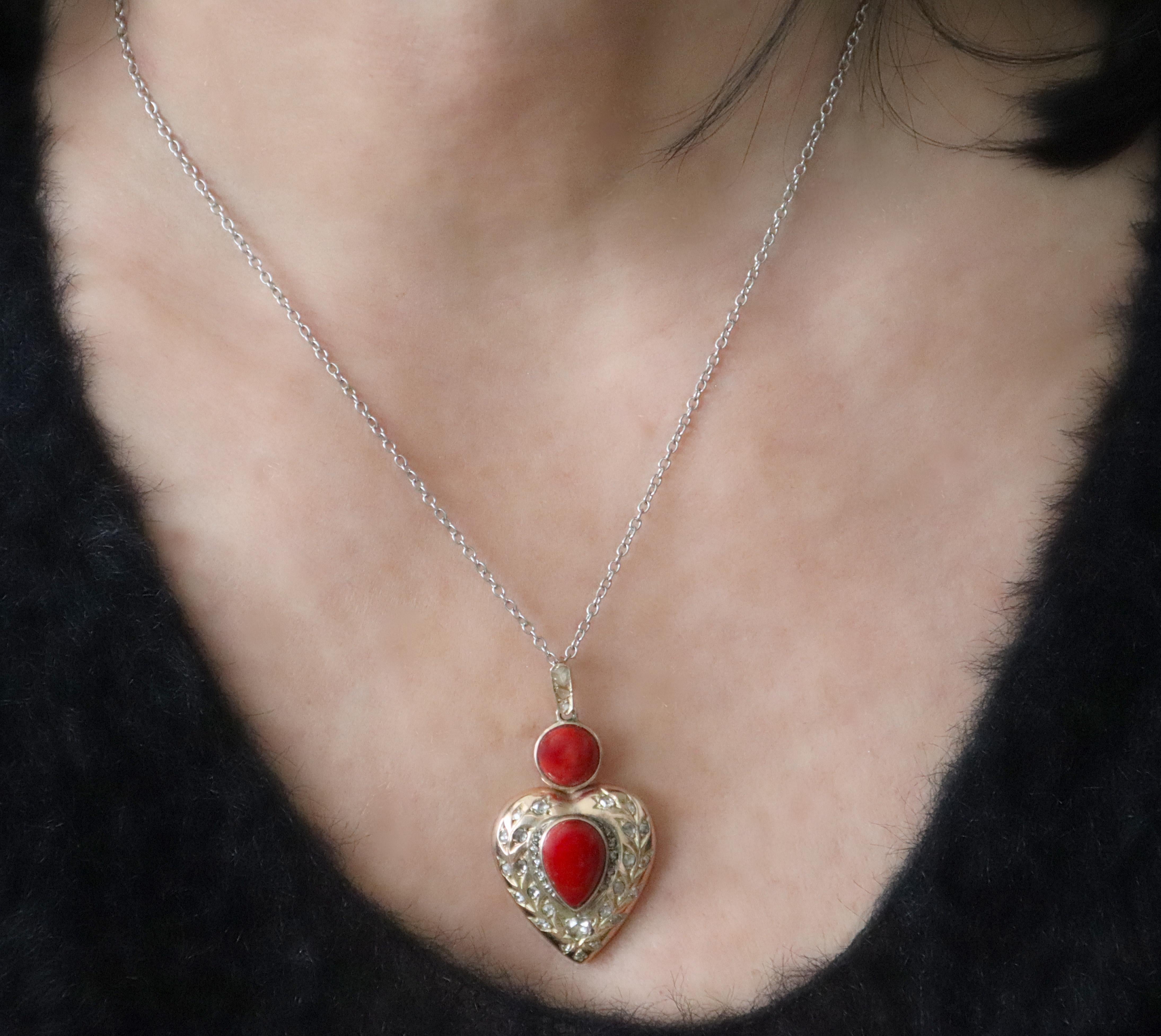 Coral Rose Diamants or jaune 9 carats  Collier à pendentifs en vente 6