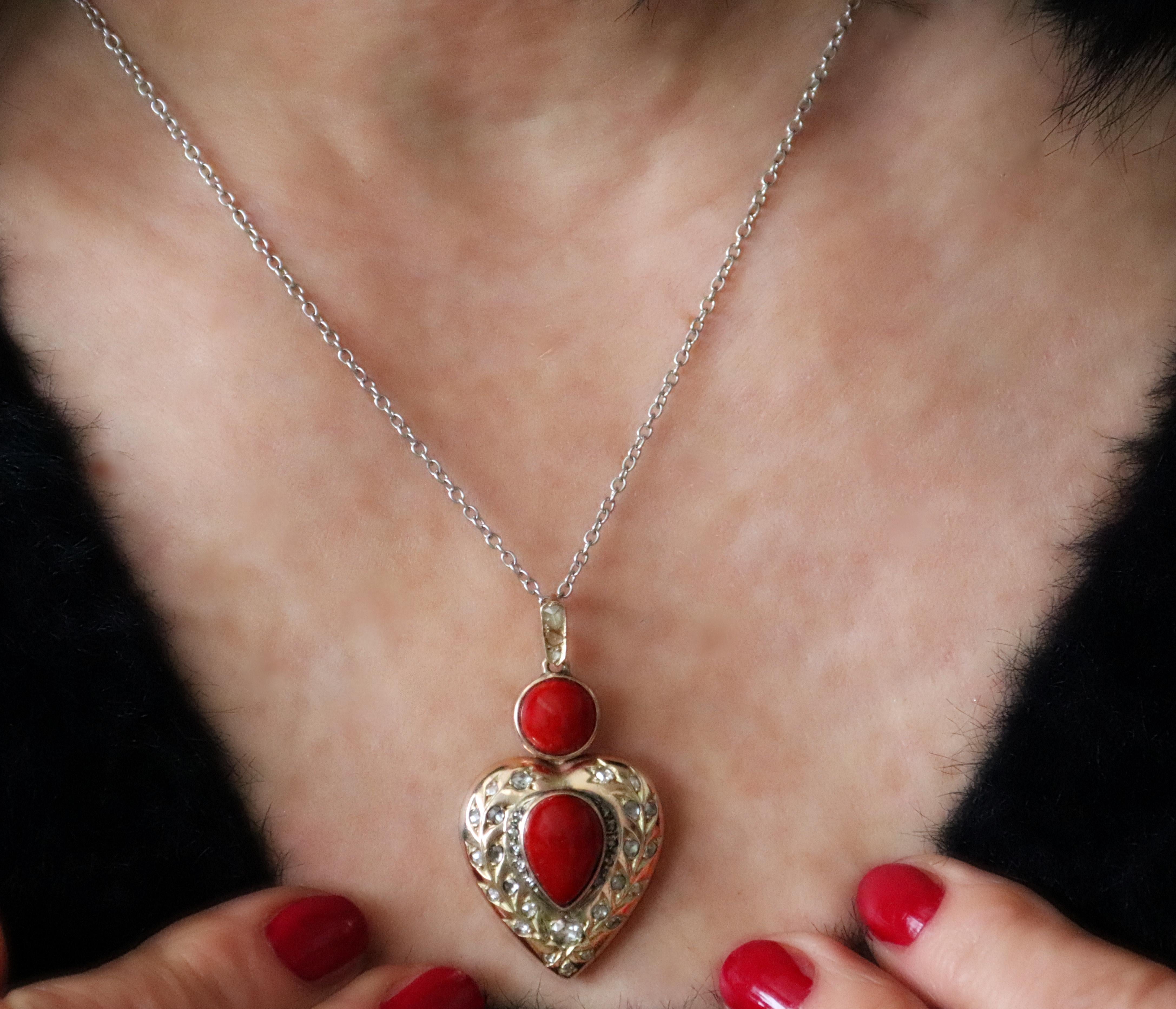 Coral Rose Diamants or jaune 9 carats  Collier à pendentifs en vente 7