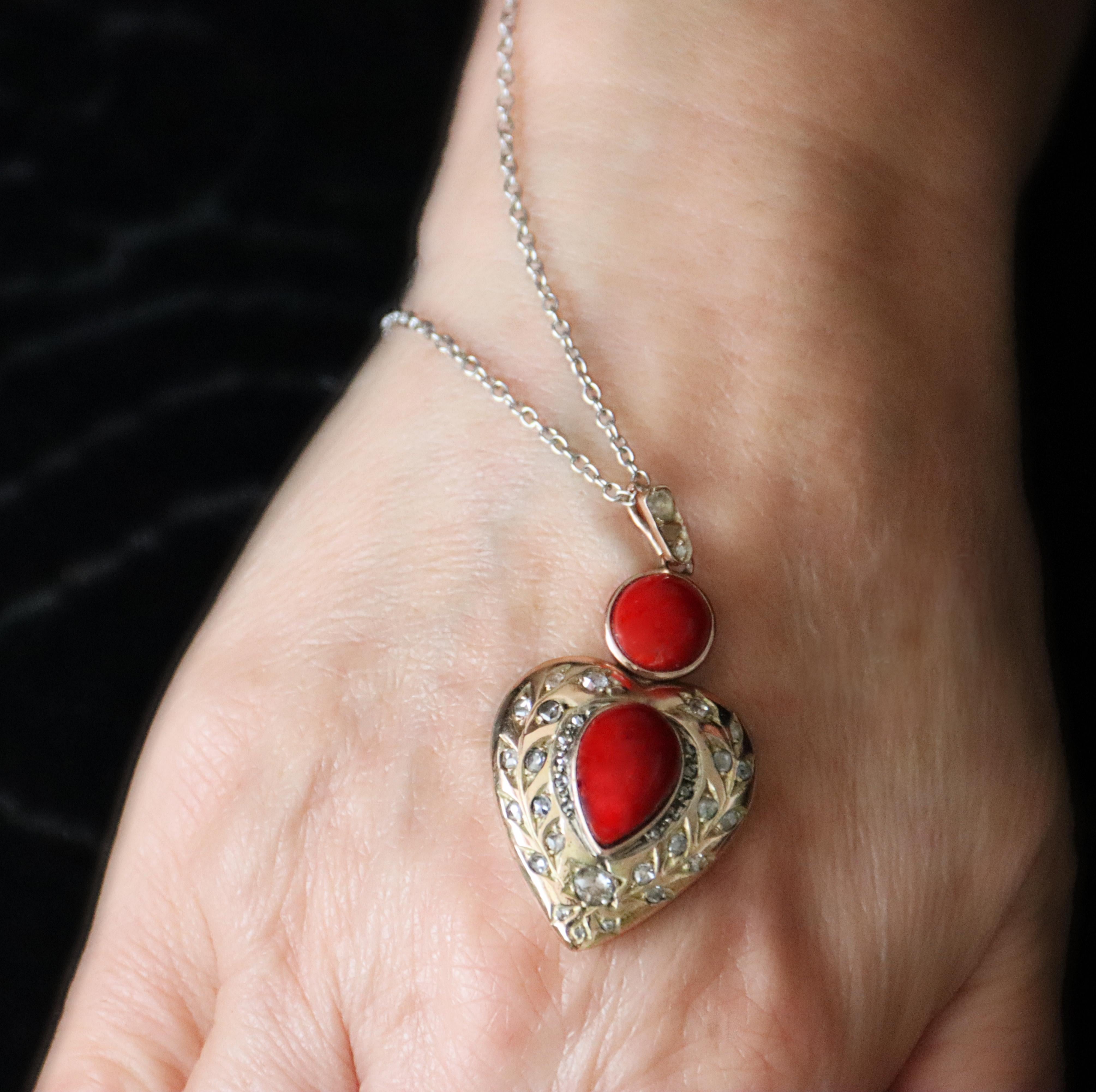 Coral Rose Diamants or jaune 9 carats  Collier à pendentifs en vente 9