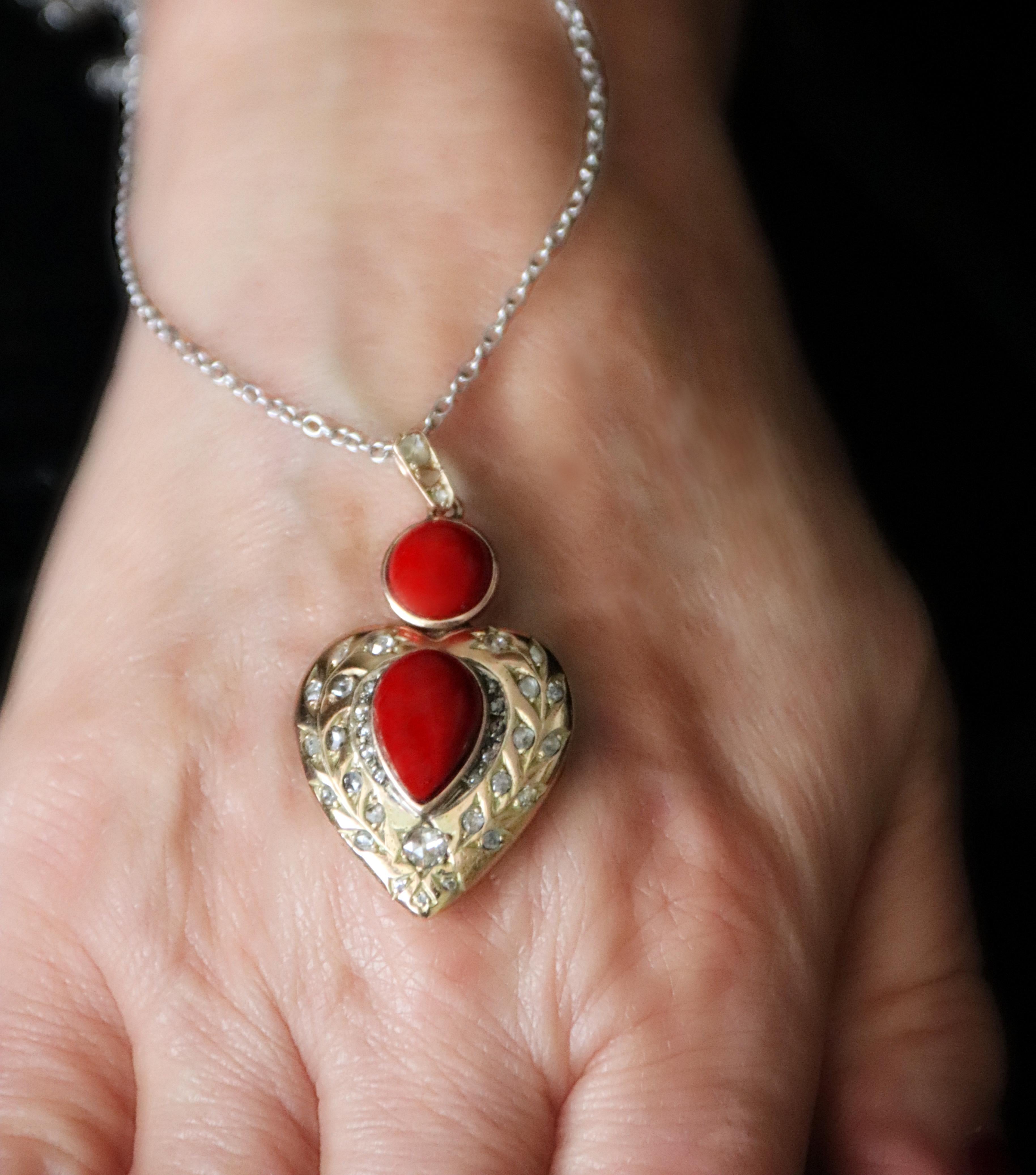 Coral Rose Diamants or jaune 9 carats  Collier à pendentifs en vente 10