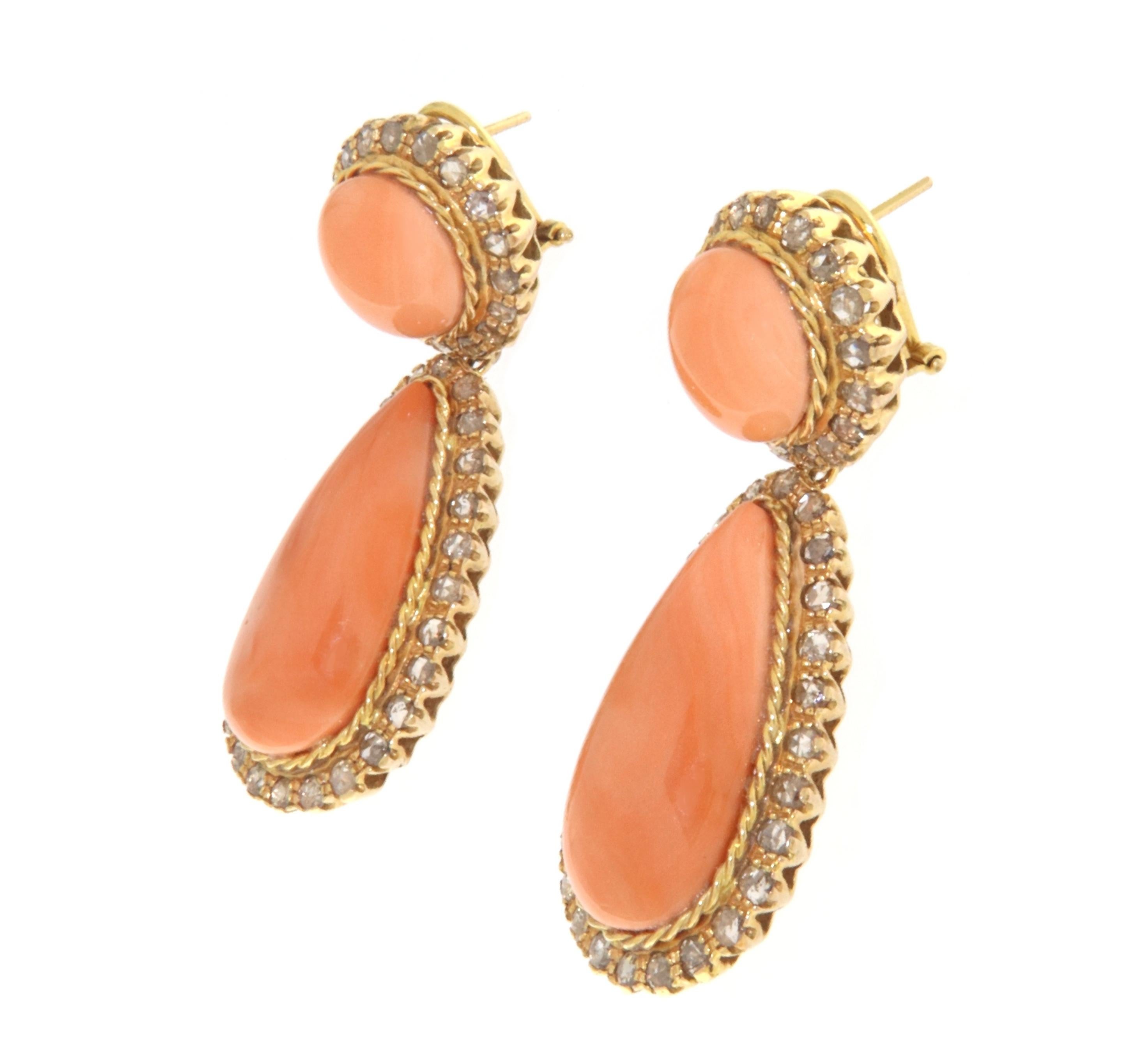 Retro earring typical of the sixties and seventies made in 9 carat low gold by expert Neapolitan goldsmiths.
The earring features a lobe stud with a clip closure with a pendant drop.

The natural corals that characterize it are surrounded by old