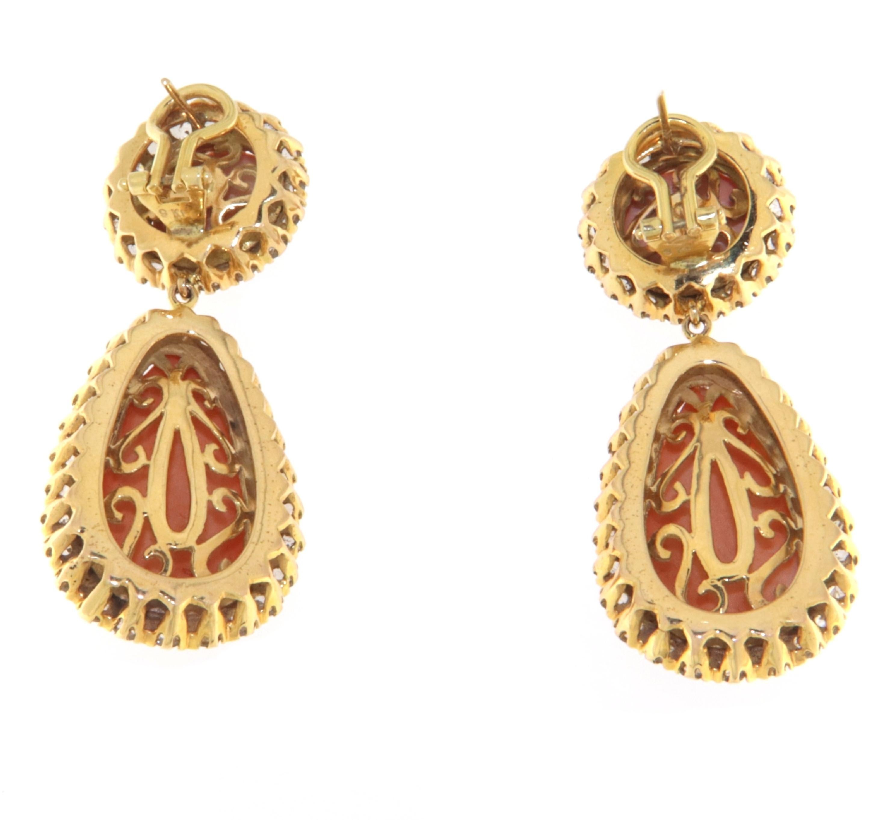 Taille rose Pendants d'oreilles Coral Rose en or jaune 9 carats en vente