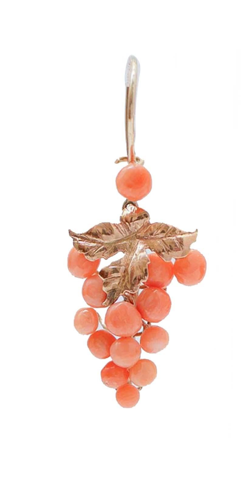 Retrò earrings in 9k rose gold and coral. The earrings feature a design of a bunch of grapes made of little  coral spheres.
These earrings were totally handmade by Italian master goldsmiths and they are in perfect conditions.
Coral 1.20 gr
Total