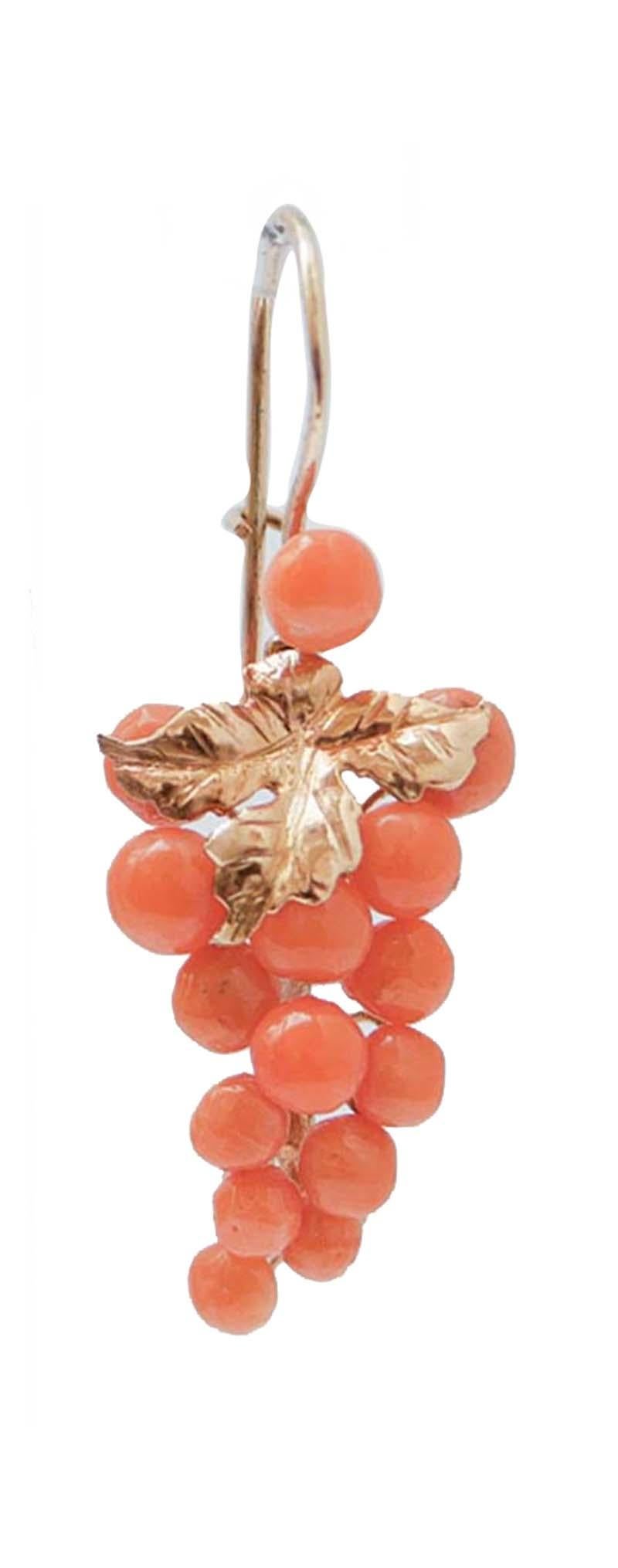 Orecchini Retrò in oro rosa 9k e corallo. Gli orecchini presentano il disegno di un grappolo d'uva composto da piccole sfere di corallo.
Questi orecchini sono stati realizzati totalmente a mano da maestri orafi italiani e sono in perfette