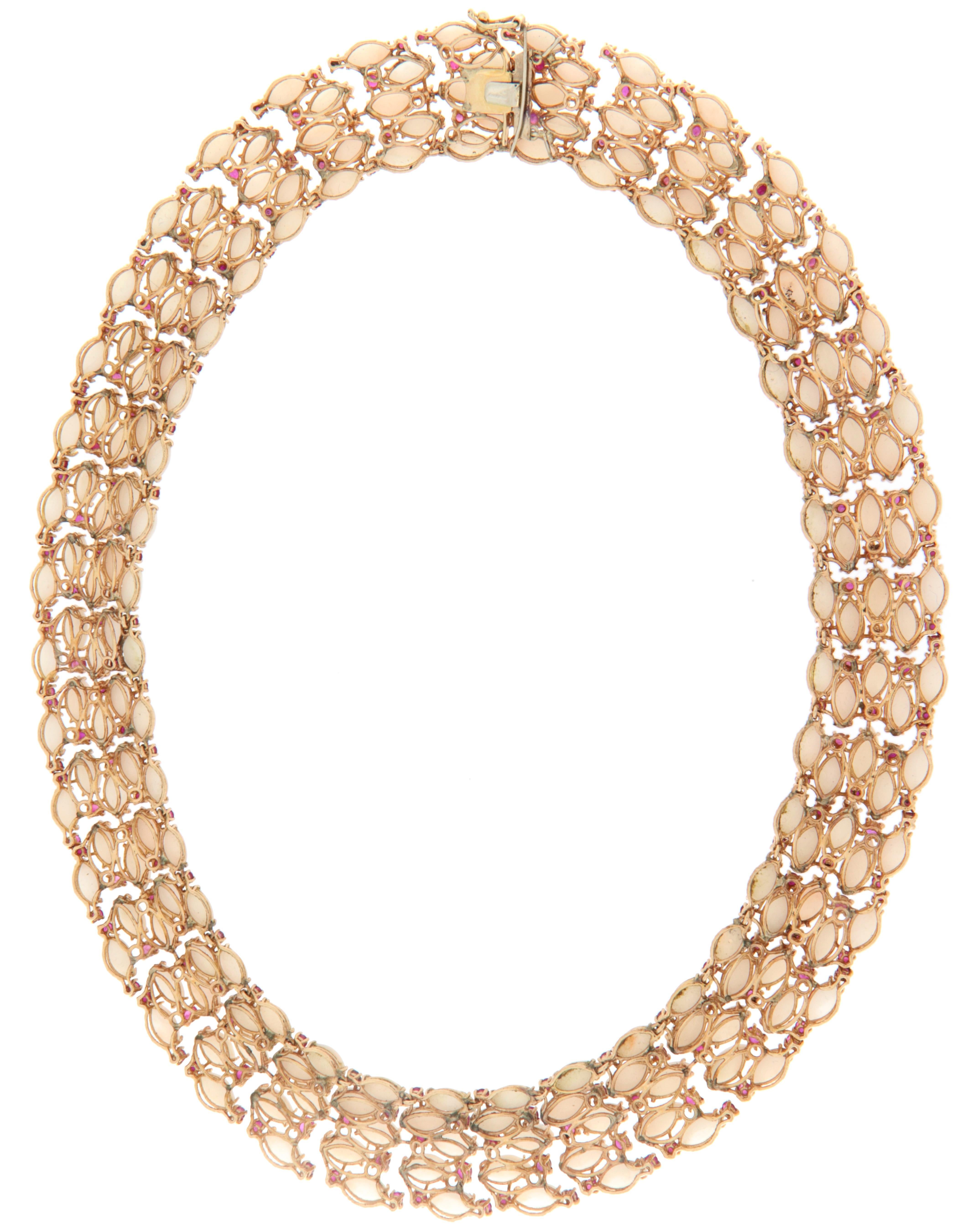 Elegant collier réalisé en or jaune 14 carats, une pièce de haute joaillerie qui incarne le raffinement de la tradition de l'orfèvrerie italienne. Le design, à la fois opulent et harmonieux, présente une structure équilibrée qui renforce la