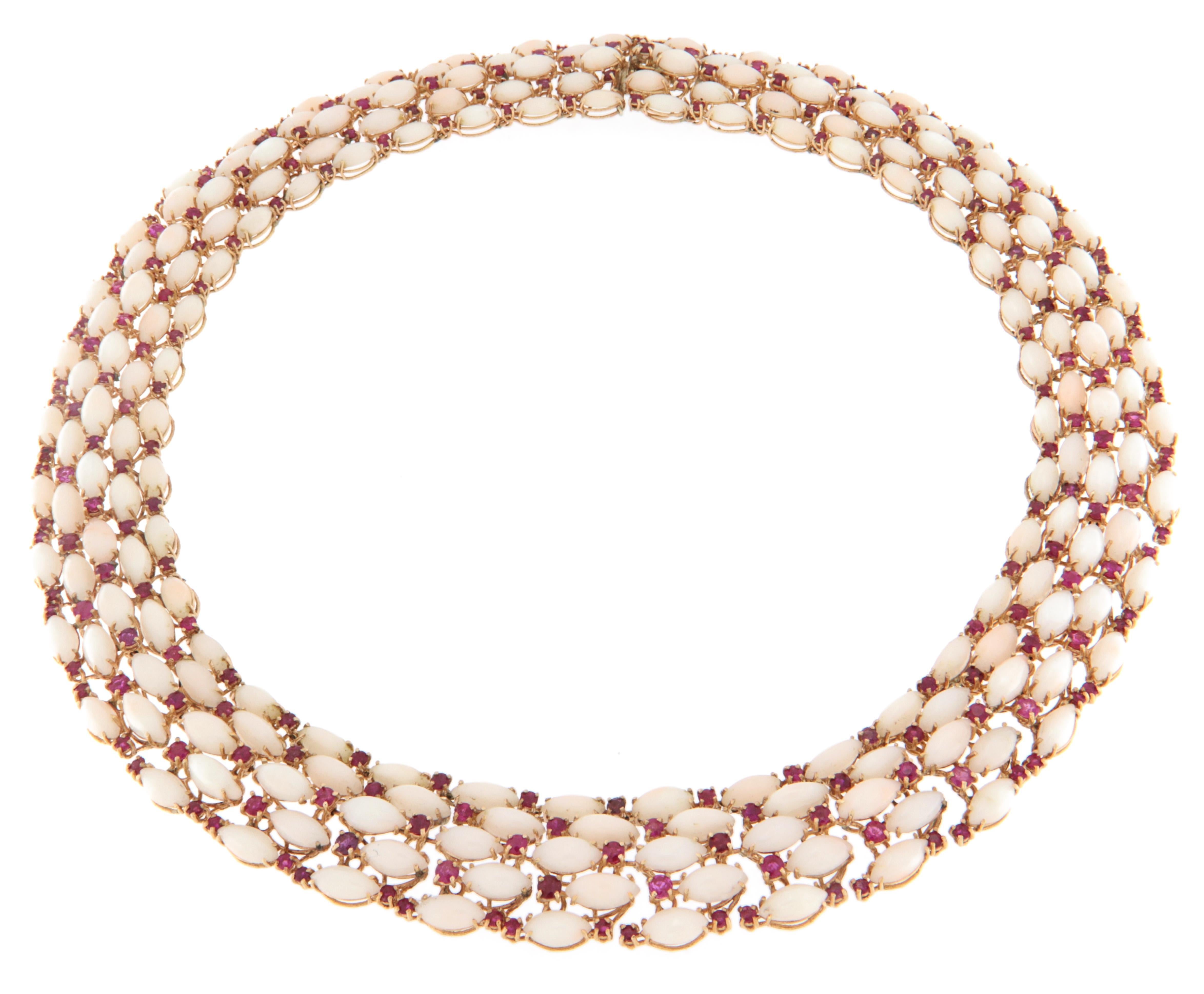 Artisan Collier ras du cou en or jaune 14 carats Corail Rubis en vente