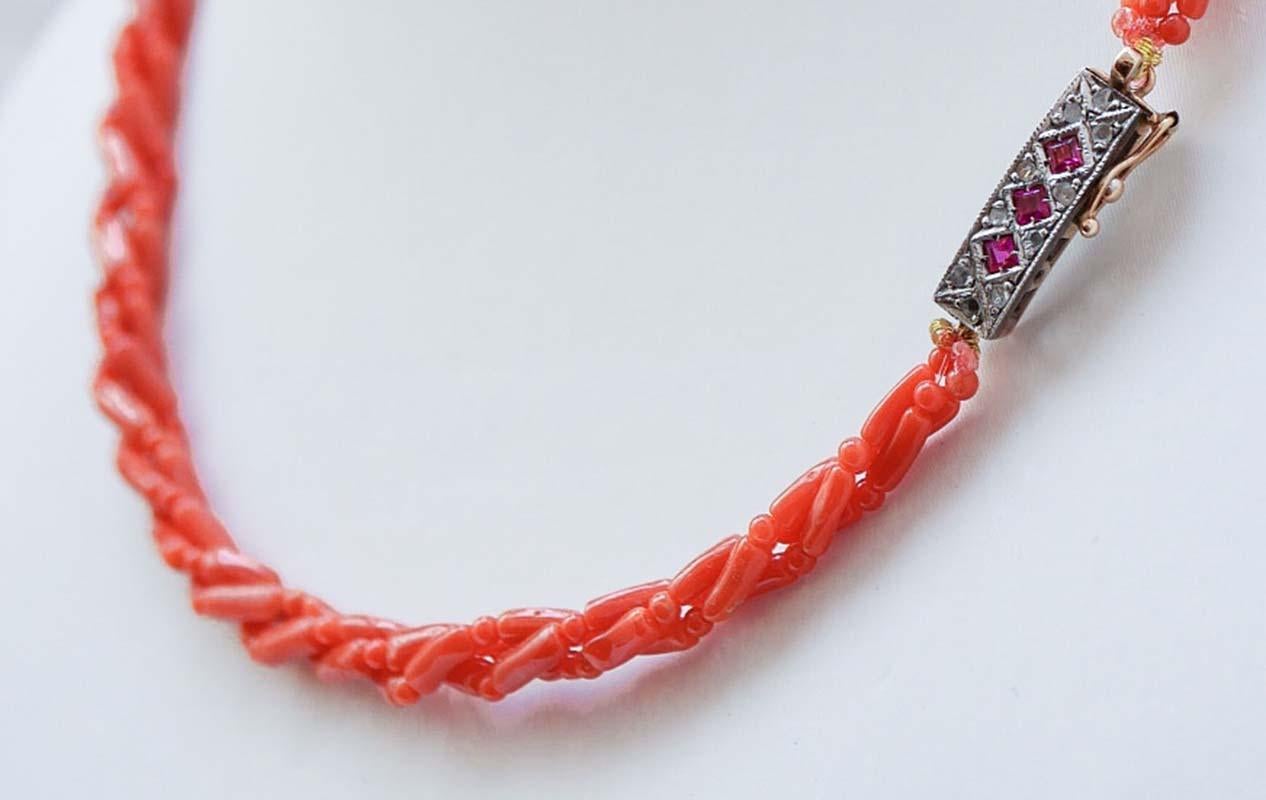 Collier Retrò monté avec du corail et un fermoir en structure d'or rose 12 kt et d'argent serti de rubis et de diamants.
Ce collier a été entièrement réalisé à la main par des maîtres orfèvres italiens et il est en parfait état.
Diamants 0,15