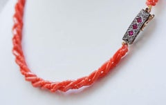 Collar de Coral, Rubíes, Diamantes, Oro Rosa de 12 Kilates y Plata.