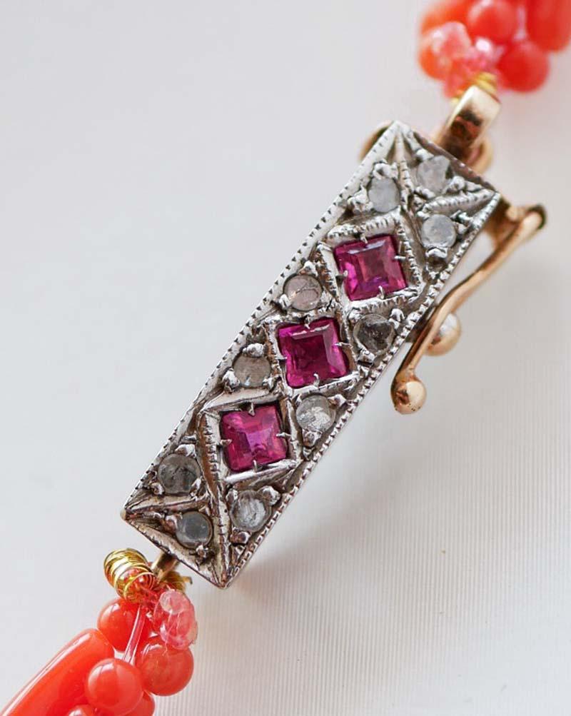 Rétro Corail, rubis, diamants, collier en or rose et argent 12 carats. en vente