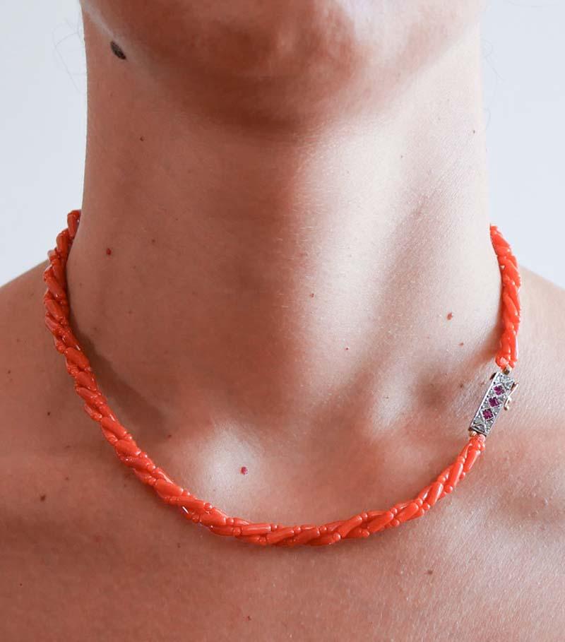 Corail, rubis, diamants, collier en or rose et argent 12 carats. Pour femmes en vente