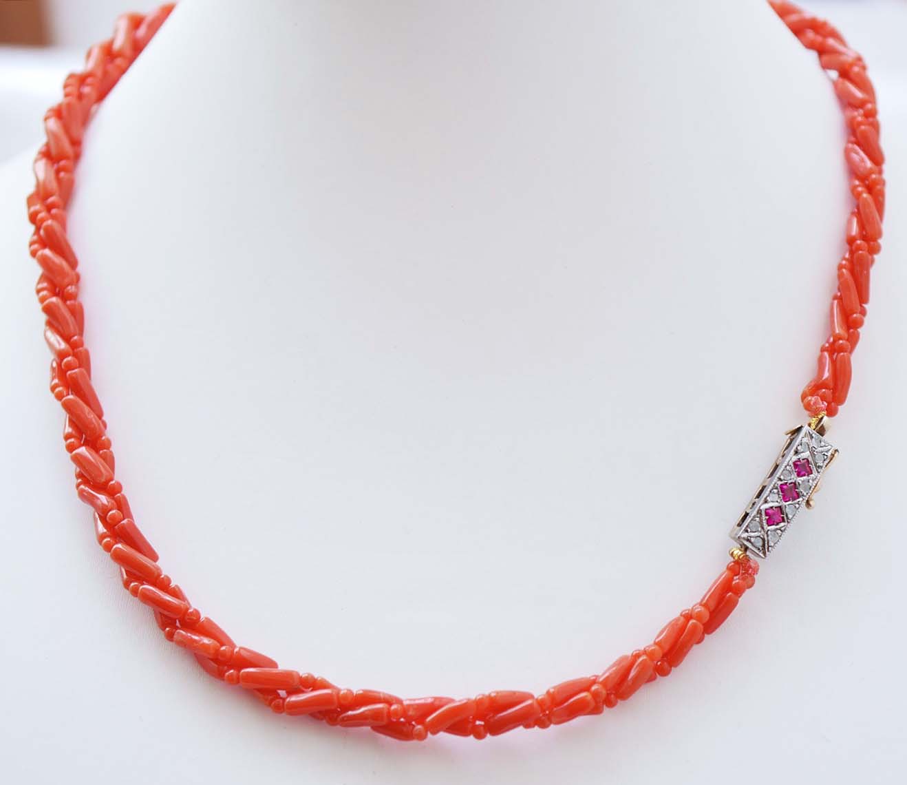 Corail, rubis, diamants, collier en or rose et argent 12 carats. en vente