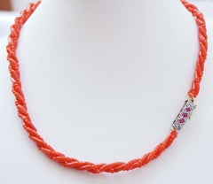 Corail, rubis, diamants, collier en or rose et argent 12 carats.